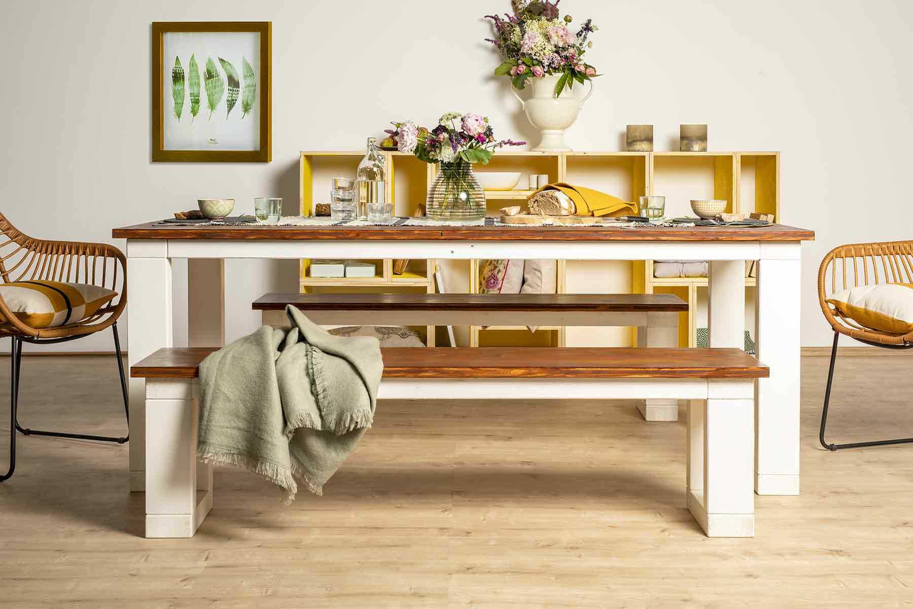 Bank Karl mit dem passenden Tisch in einem Esszimmer