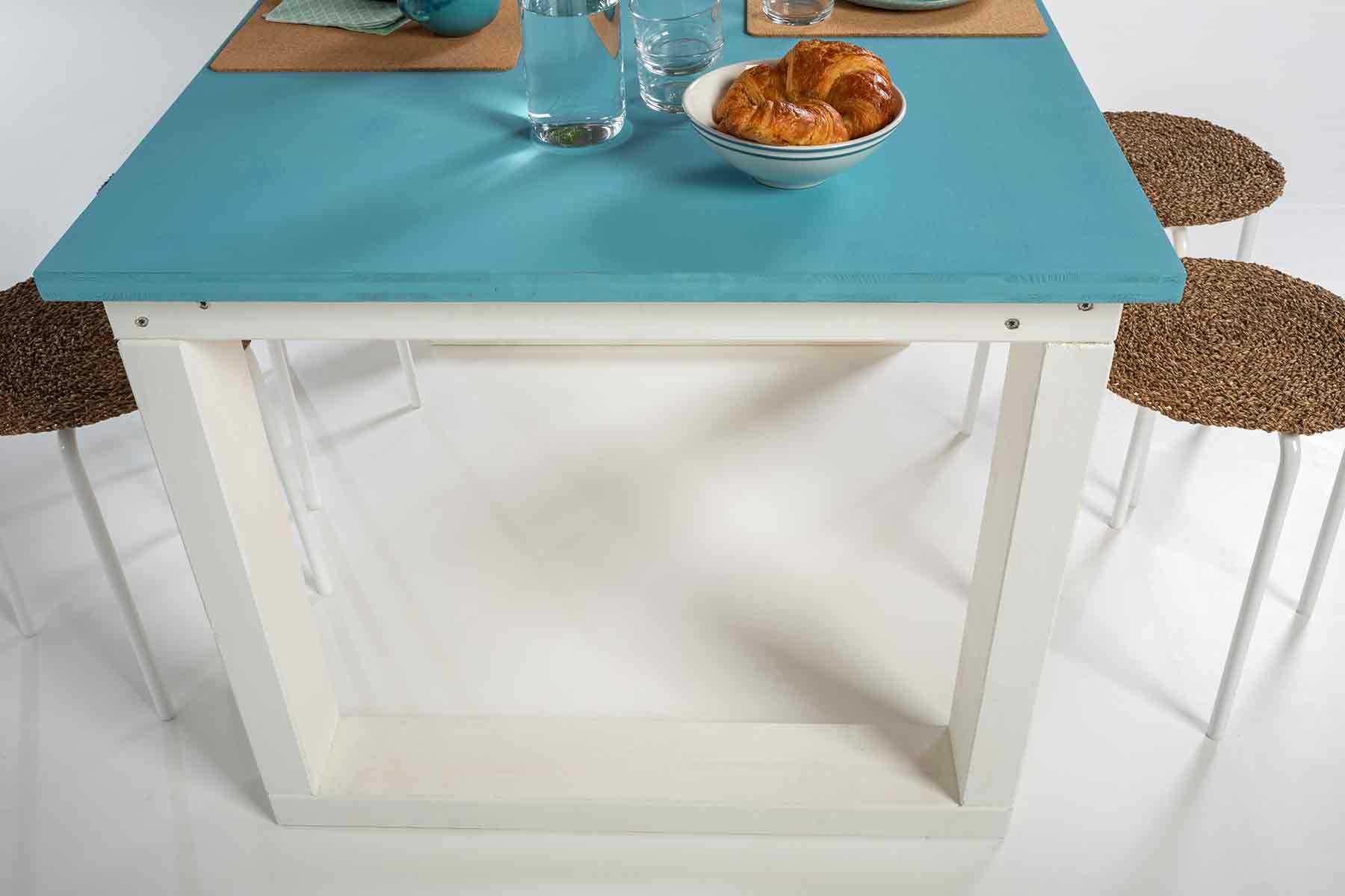 Tisch Karl mit weißen Tischbeinen und hellblauer Tischplatte