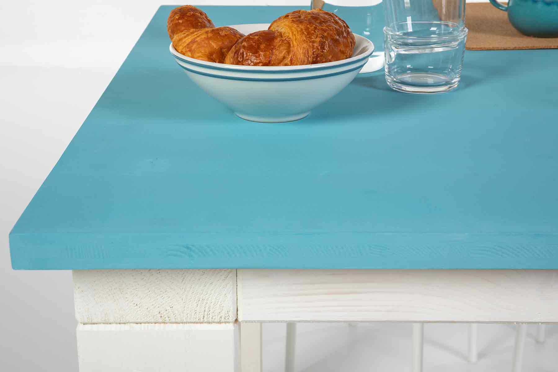 Tisch Karl mit weißen Tischbeinen und hellblauer Tischplatte