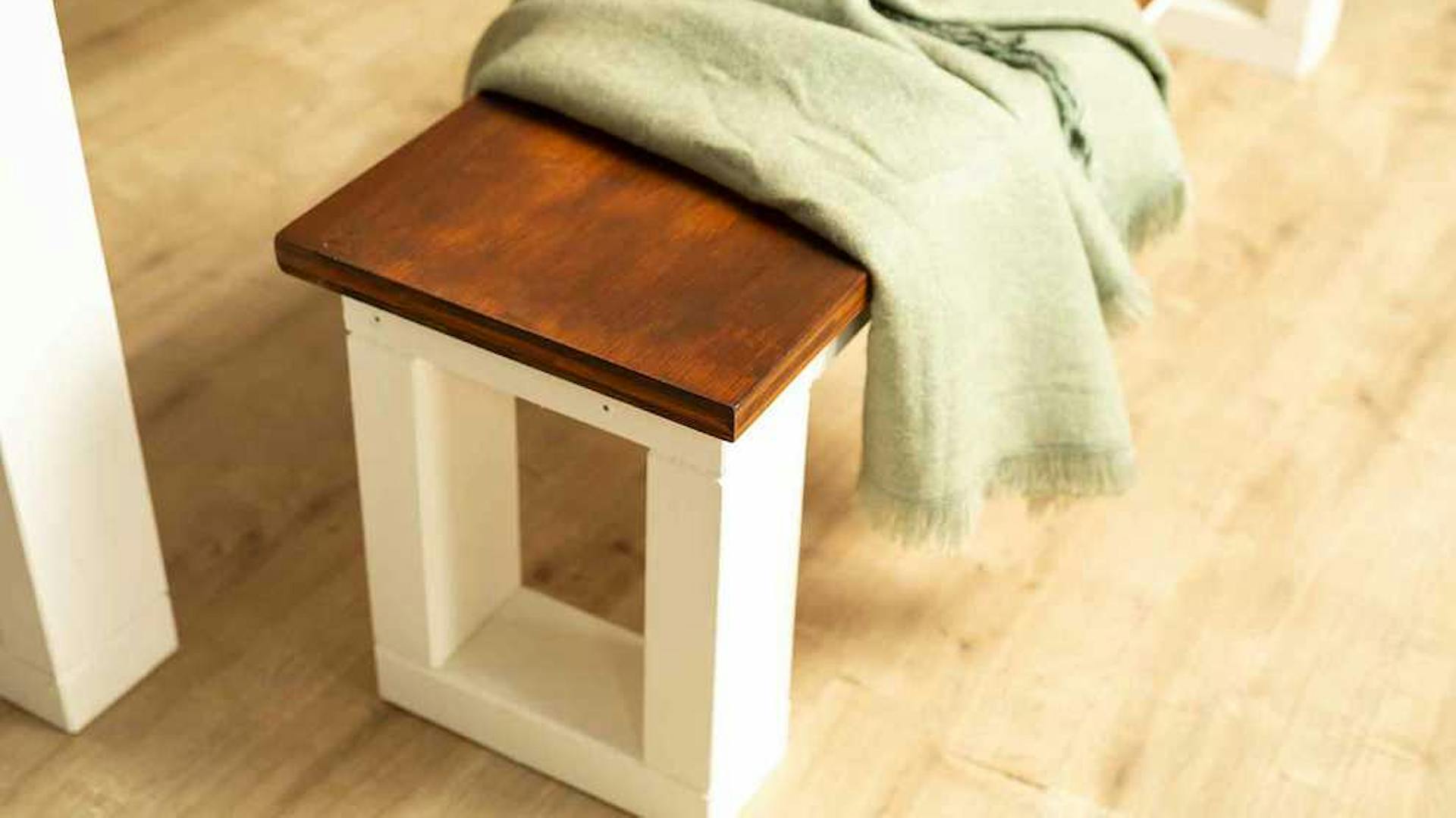 Bank Karl, auf der eine Decke liegt