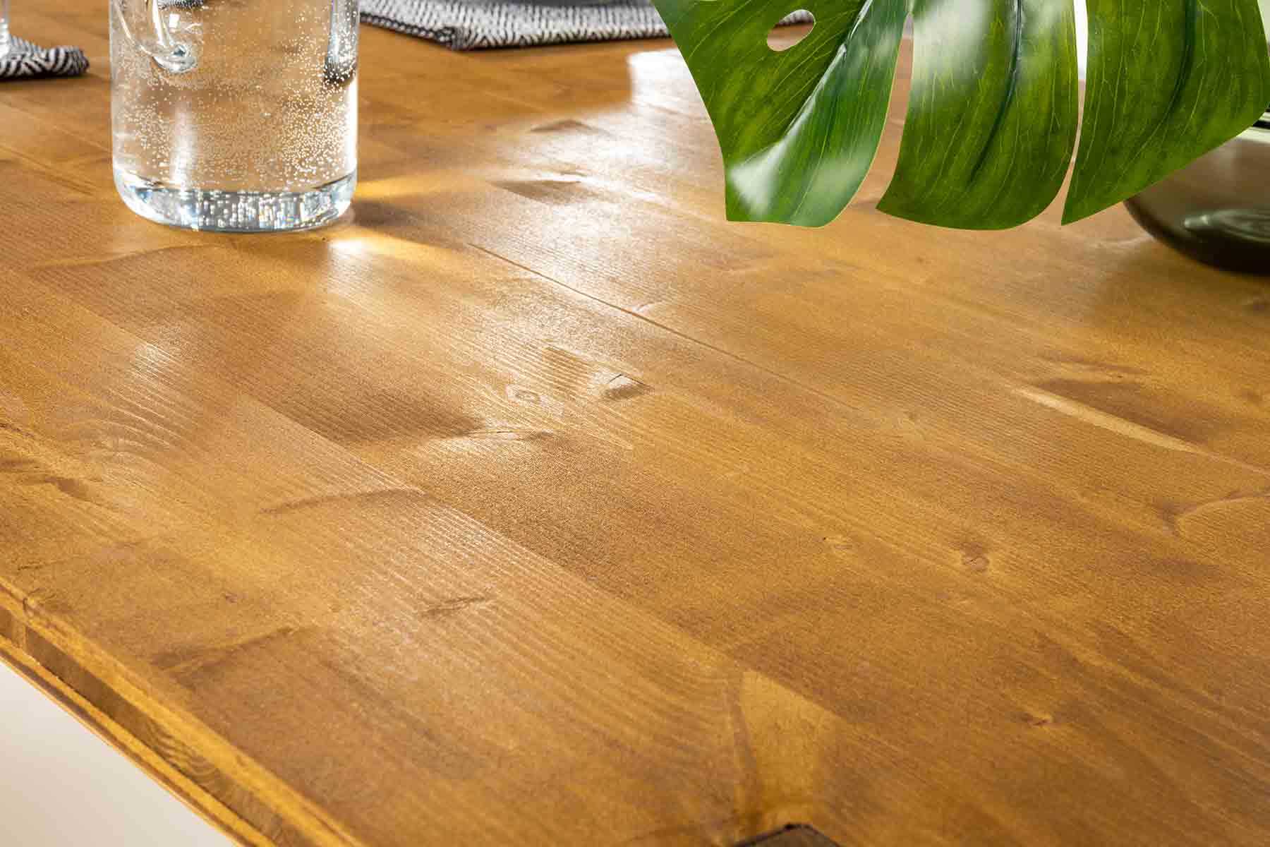 Tisch Maren Detailaufnahme Tischplatte aus Dreischicht-Platte