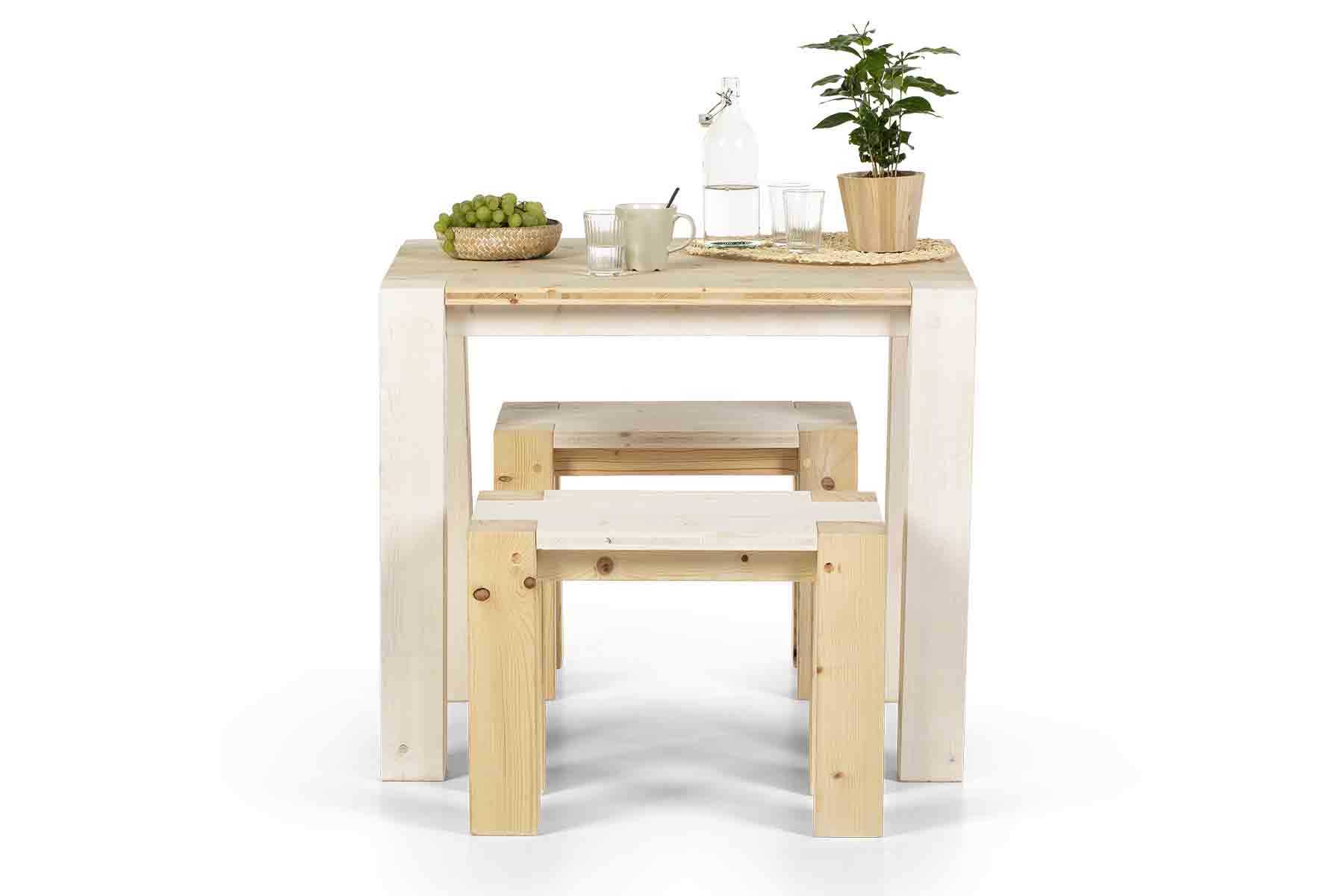 Tisch Maren kleine Variante mit zwei modellgleichen Hockern