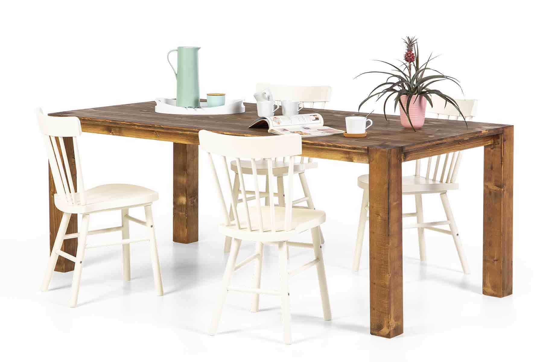 Tisch Maren in braun mit weißen Stühlen Schrägansicht