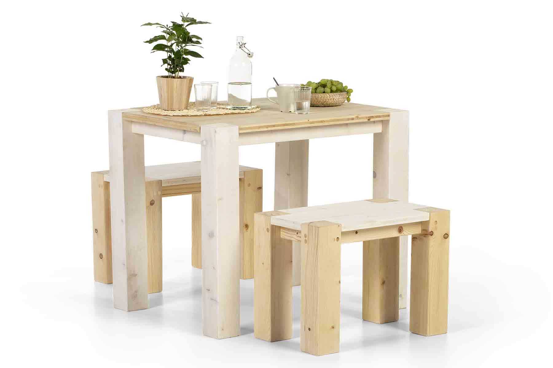 Tisch Maren kleine Variante mit zwei modellgleichen Hockern in Schrägaufnahme