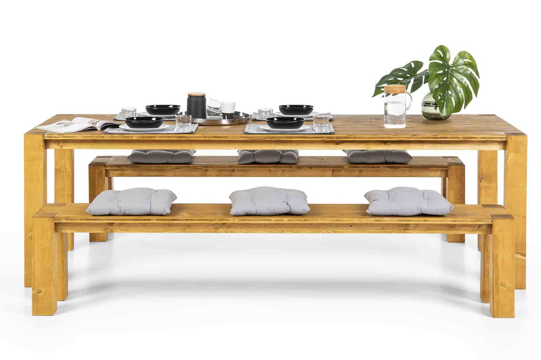 Tisch Maren mit Alltagsutensilien sowie zwei modellgleichen Sitzbänken Maren mit grauen Sitzkissen