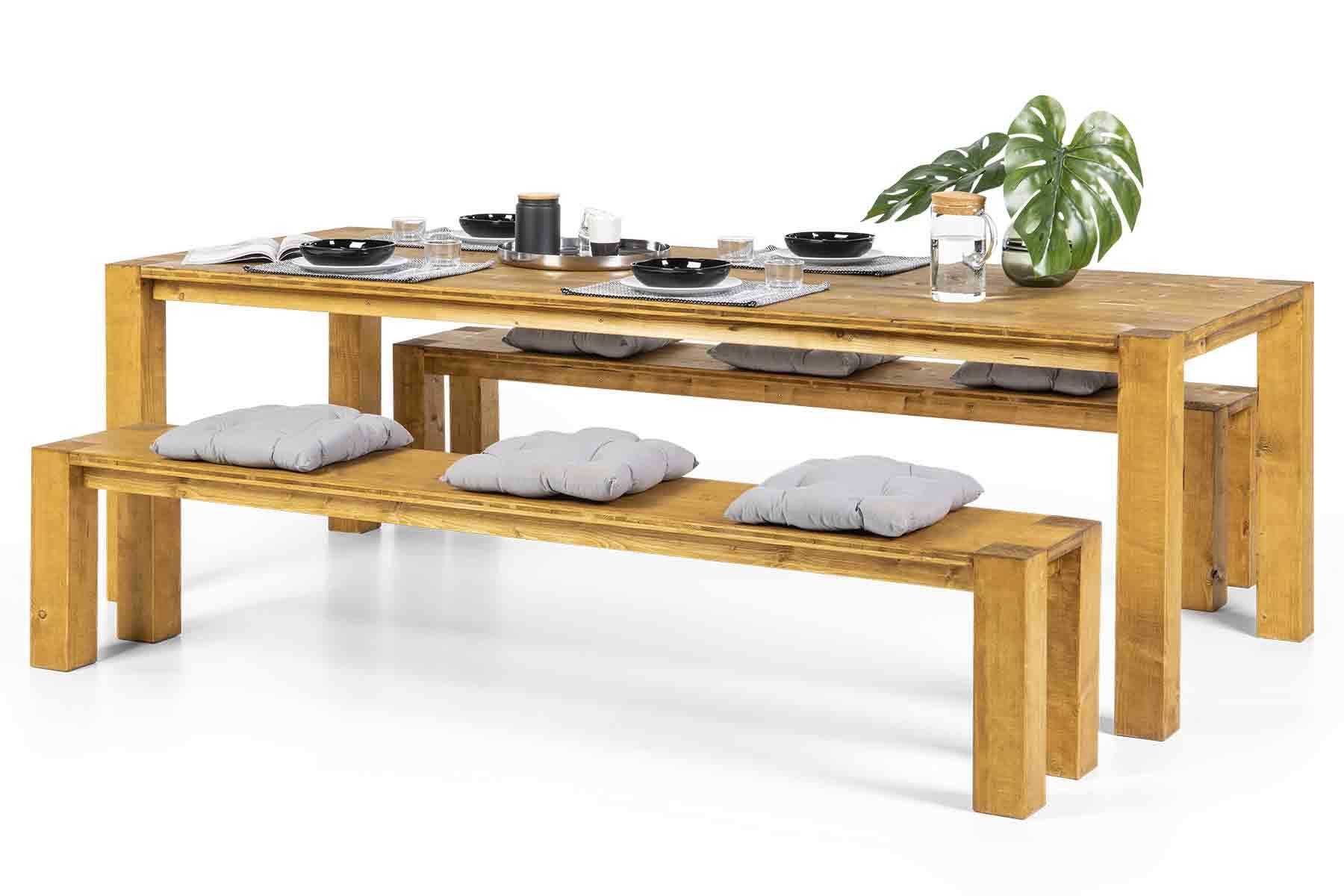 Tisch Maren mit zwei modellgleichen Bänken Maren für insgesamt sechs Plätze dekoriert mit Alltagsutensilien