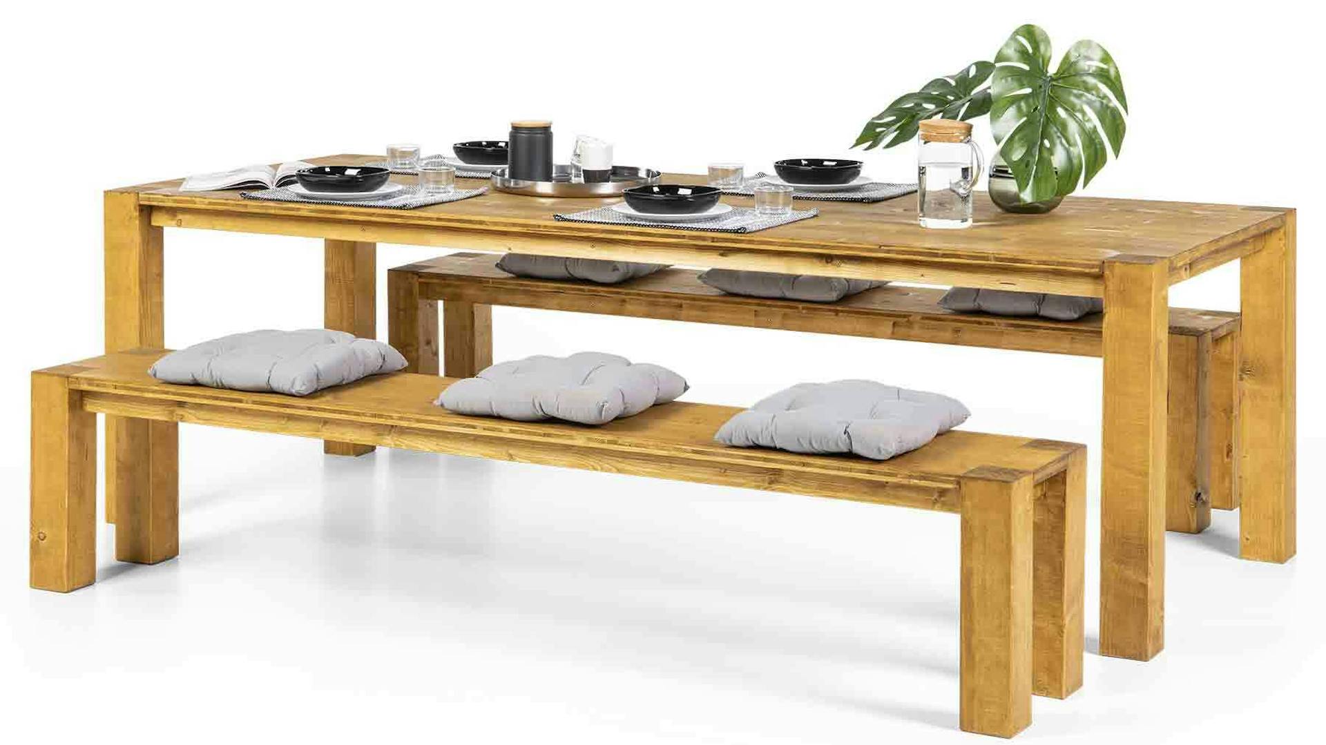 Tisch Maren mit Sitzbänken dekoriert mit Alltagsutensilien