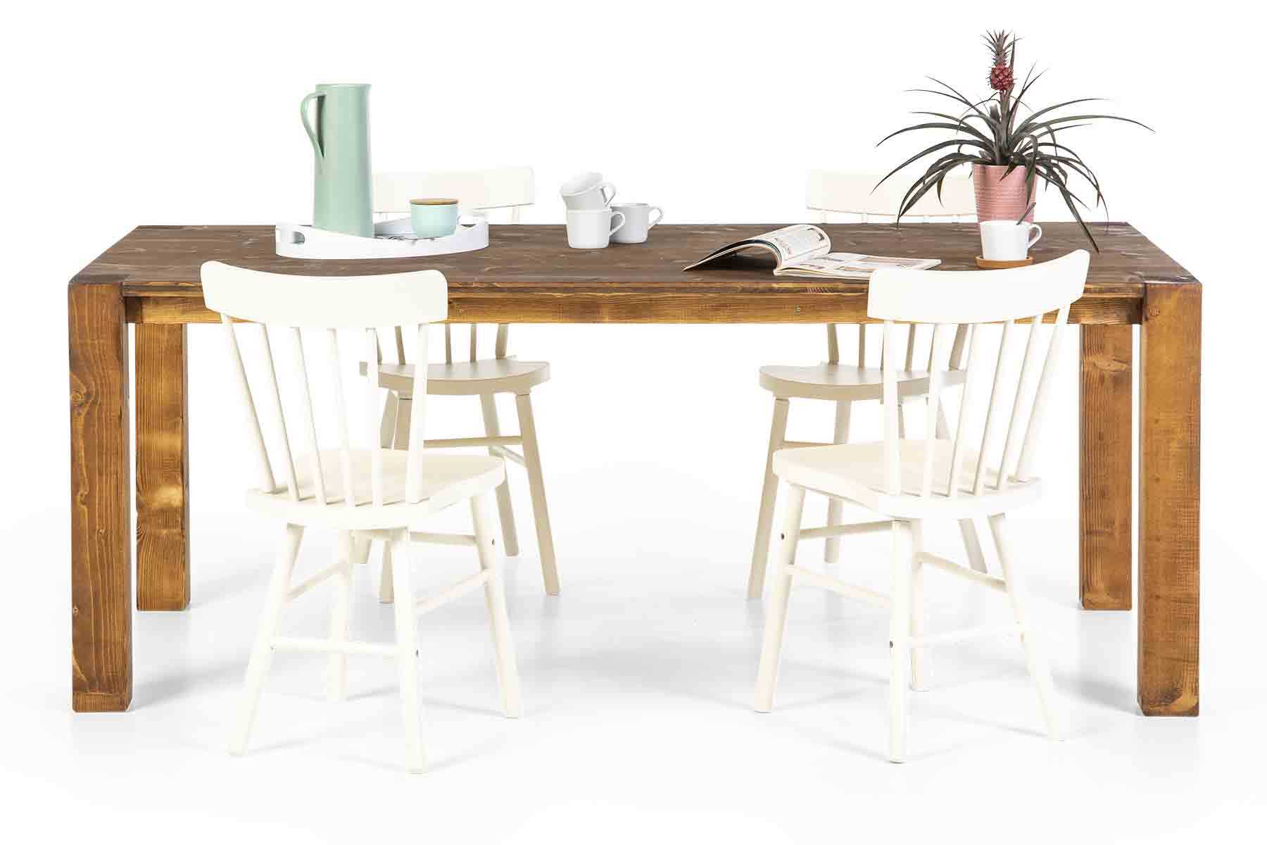 Tisch Maren in braun mit weißen Stühlen