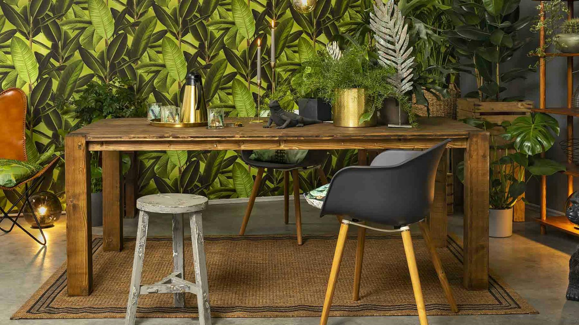 Tisch Maren mit Stühlen und Alltagsutensilien in einem Jungle-Style-Ambiente