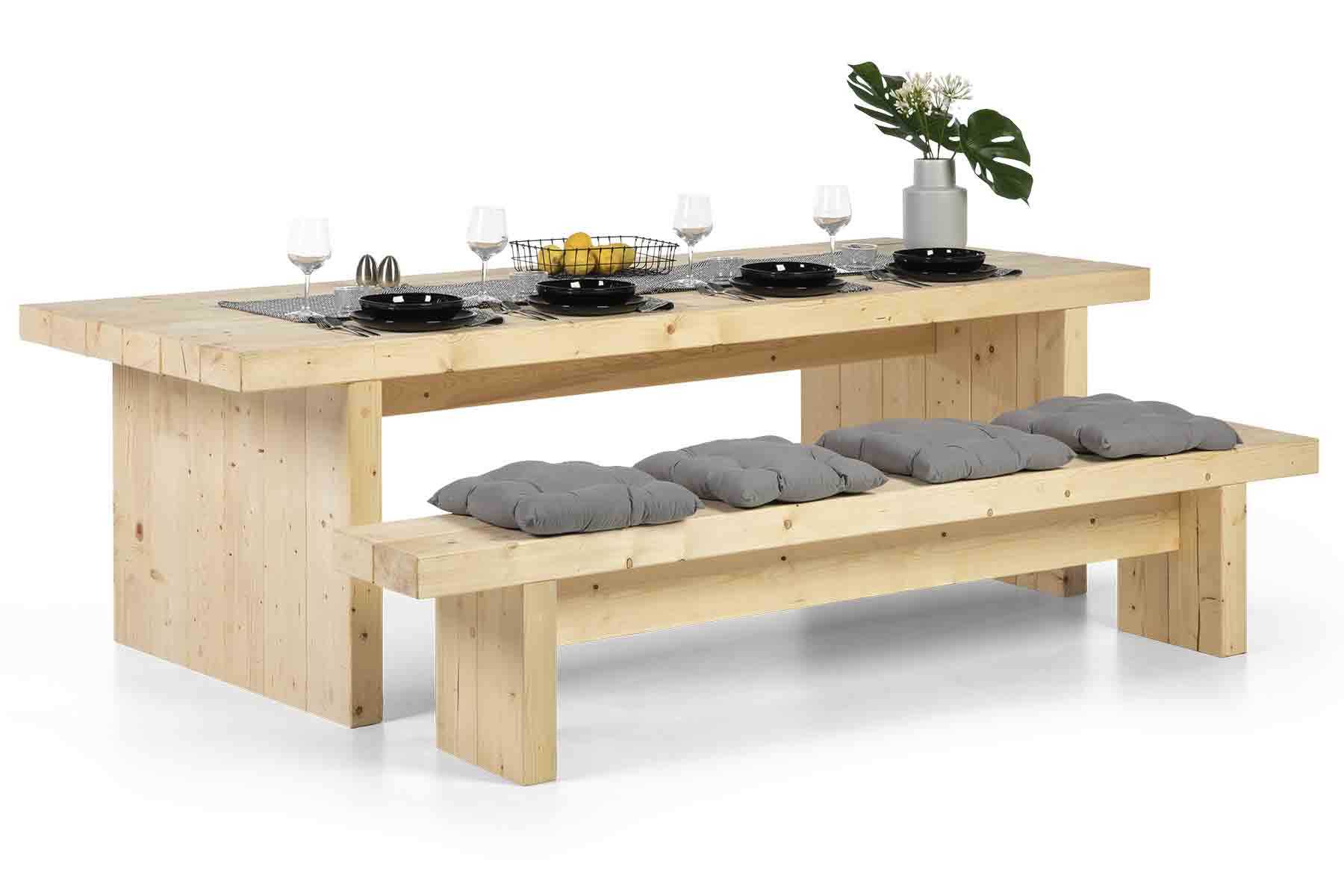 Tisch Bruno mit Sitzbänken dekoriert mit Alltagsutensilien