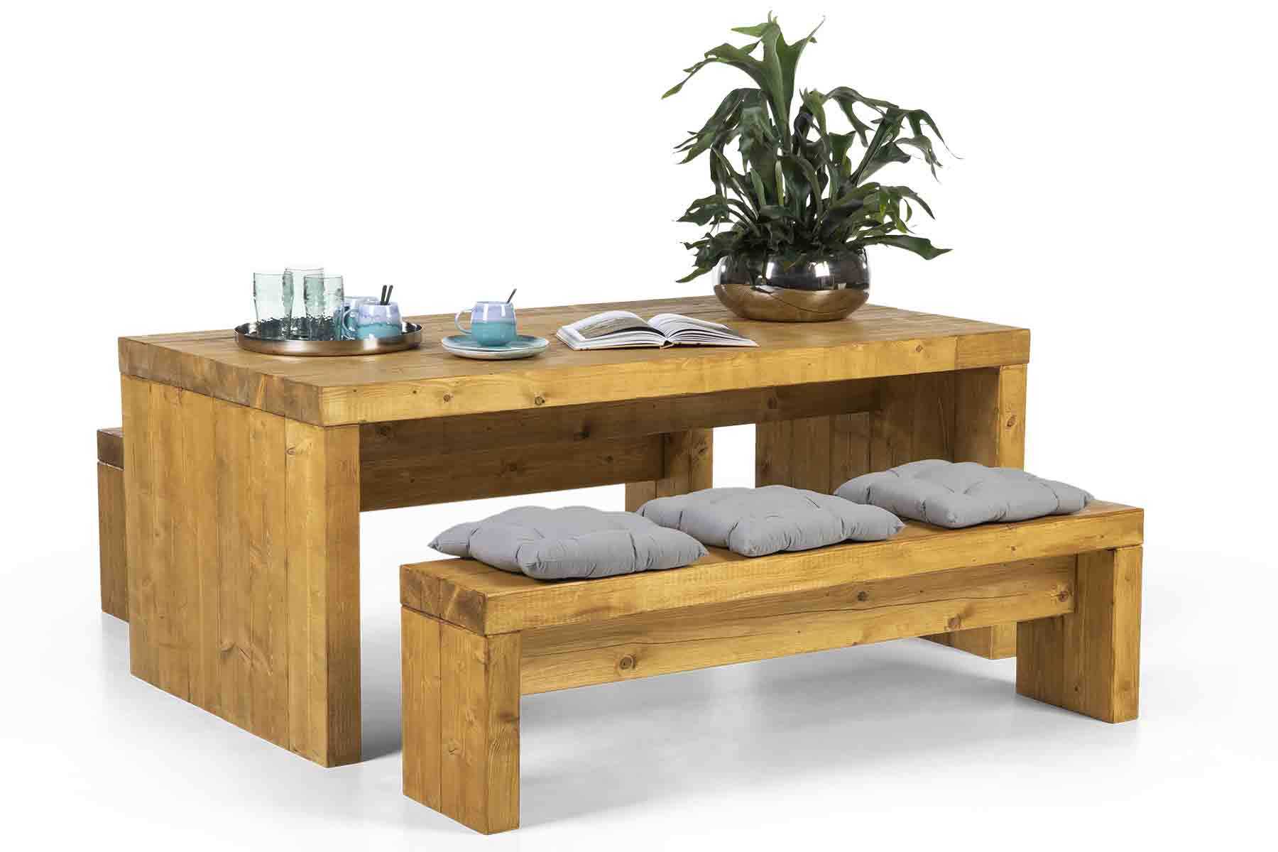 Tisch Bruno mit Alltagsutensilien dekoriert, dazu zwei modellgleiche Sitzbänke Bruno mit grauen Sitzkissen.