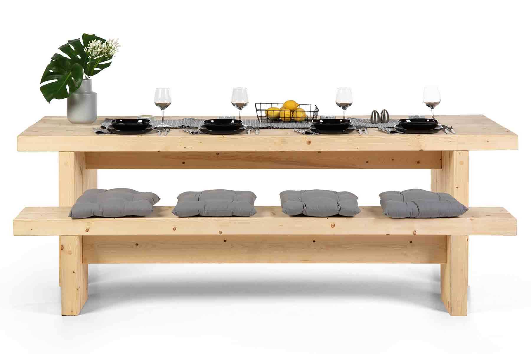 Tisch Bruno große Variante für acht Sitzplätze dekoriert mit Alltagsutensilien.