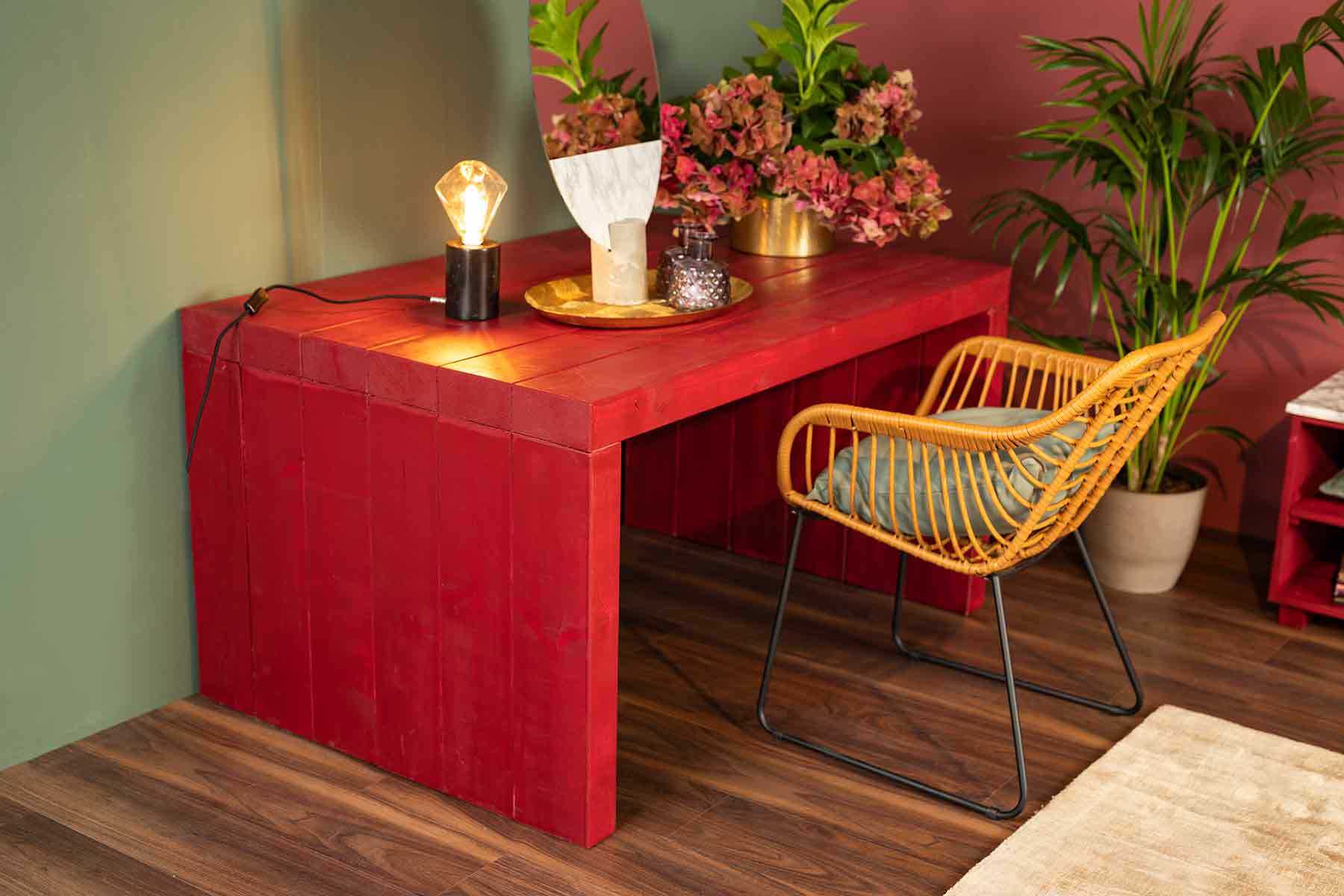 Tisch Bruno kleine Variante für zwei Sitzplätze in rot.