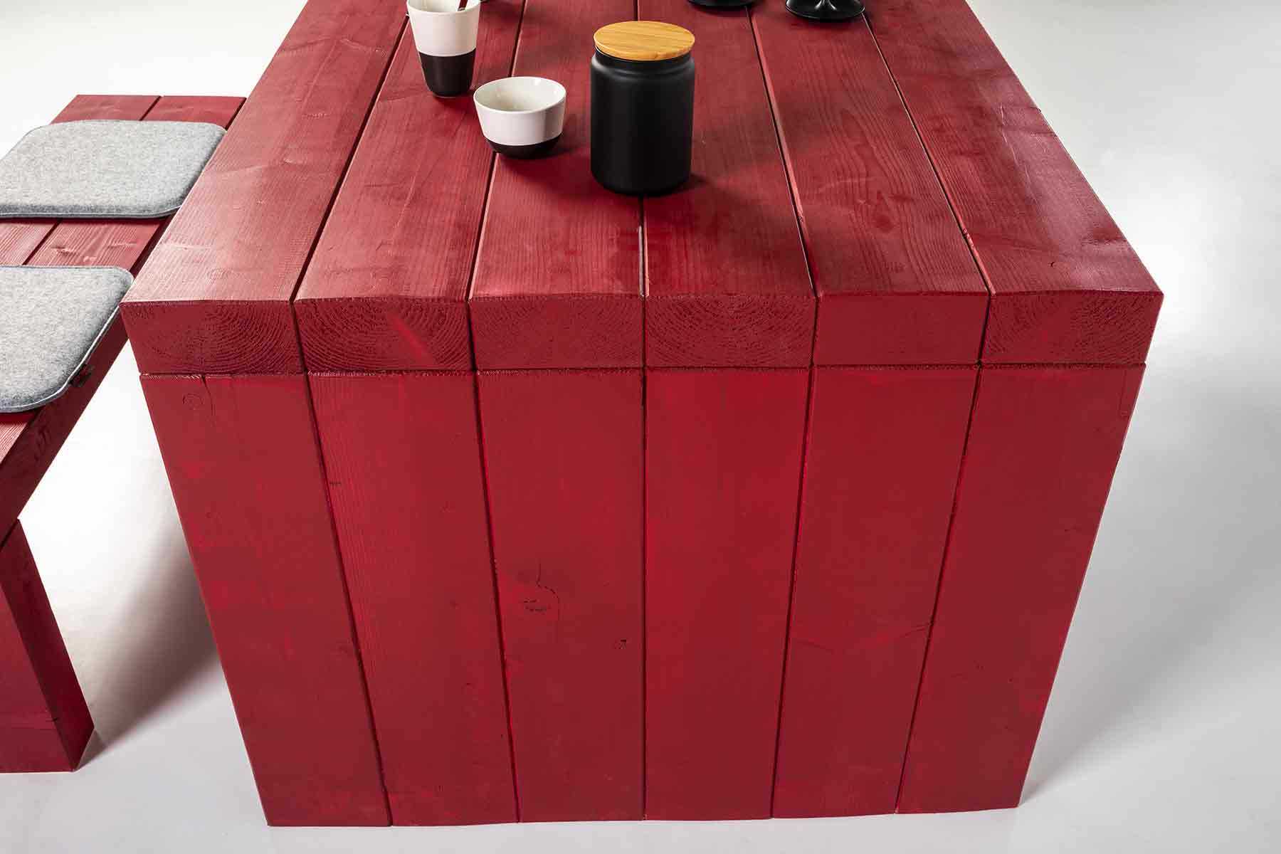 Tisch Bruno kleine Variante für zwei Sitzplätze in rot.