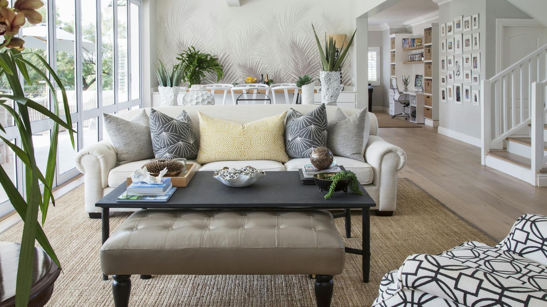 Trendfarben fürs Wohnzimmer: ein großes Wohnzimmer mit grauen Wänden