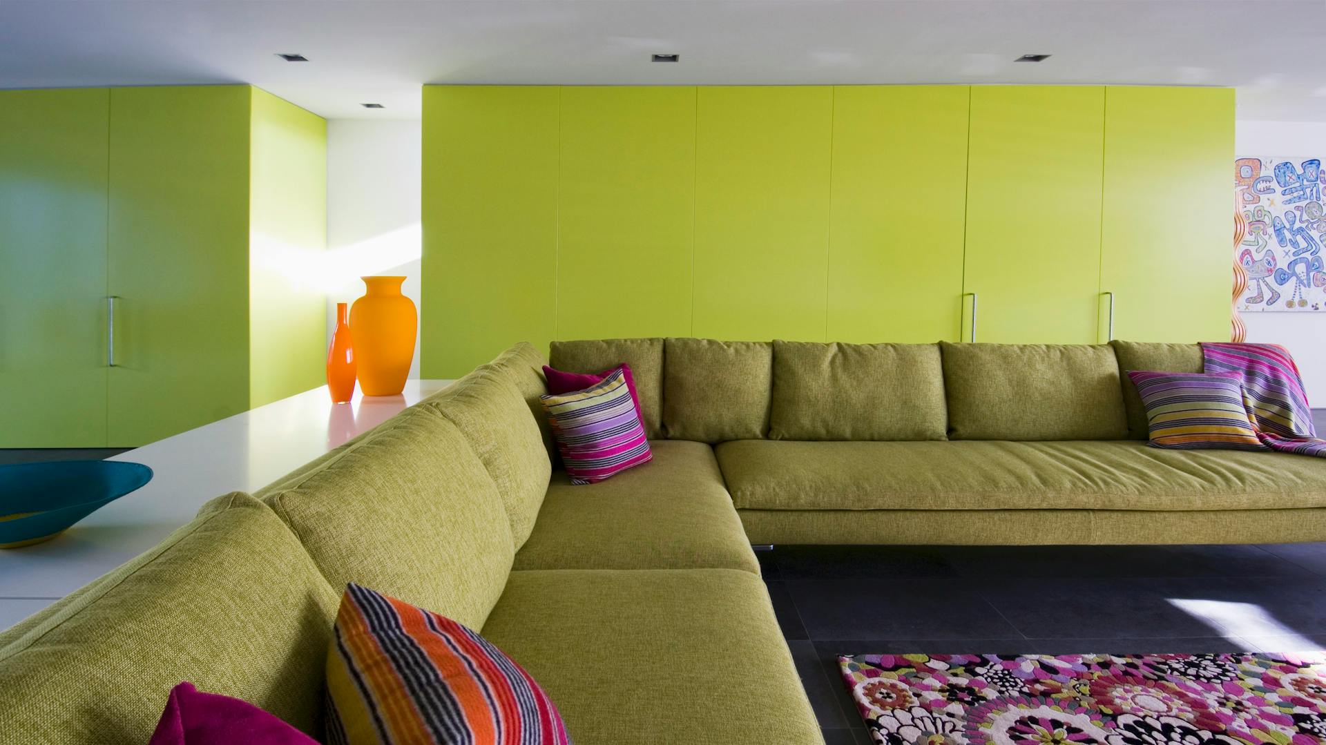 Un soggiorno con armadi verde lime