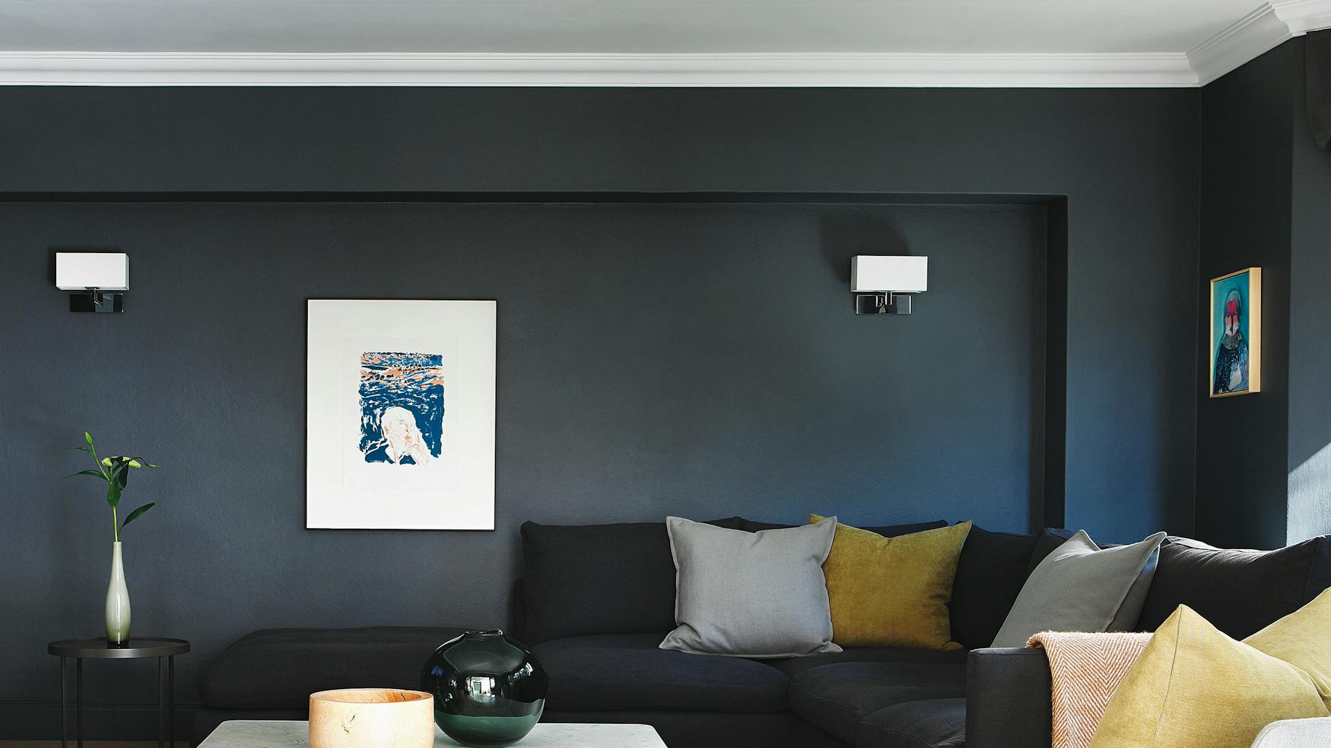 Un salotto con pareti nere e un divano nero