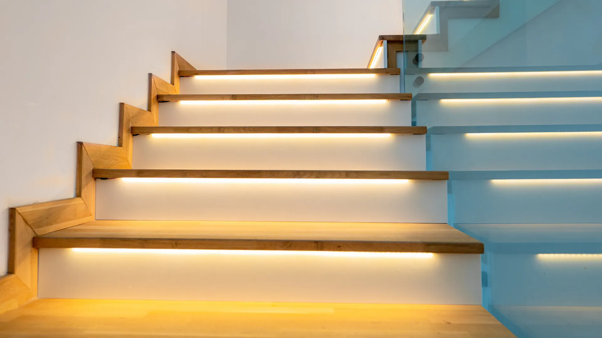Eine Treppe mit indirekter Stufenbeleuchtung.