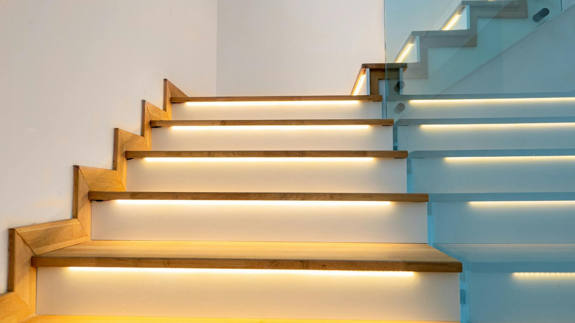 Beleuchtung von Treppenstufen mit LED-Streifen.