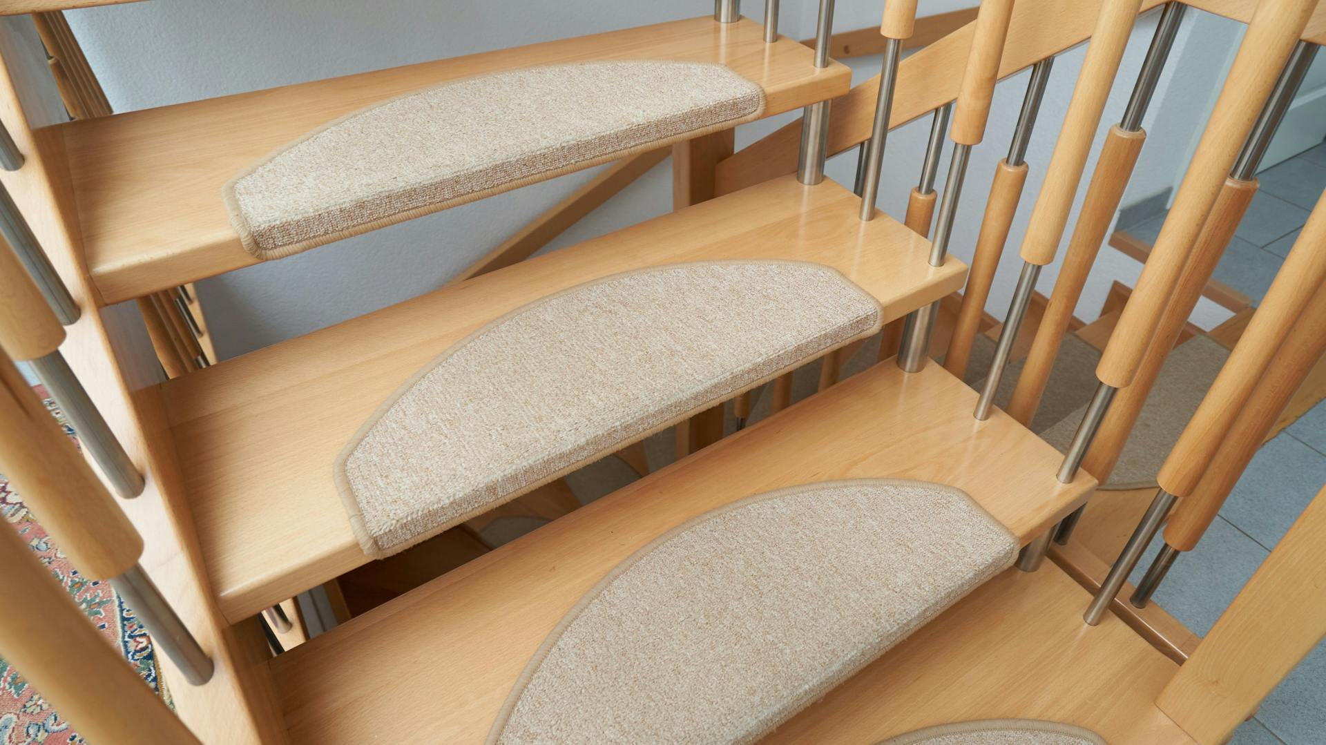 Beige Treppenstufenmatten auf Holztreppe