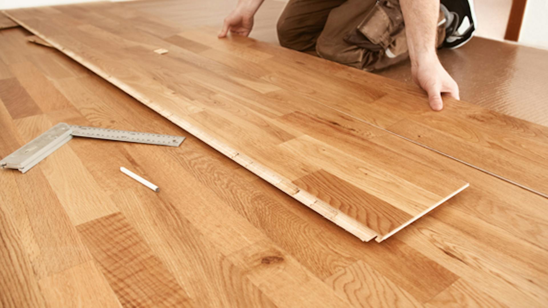 Heimwerker verlegt Laminat mit Klicksystem.