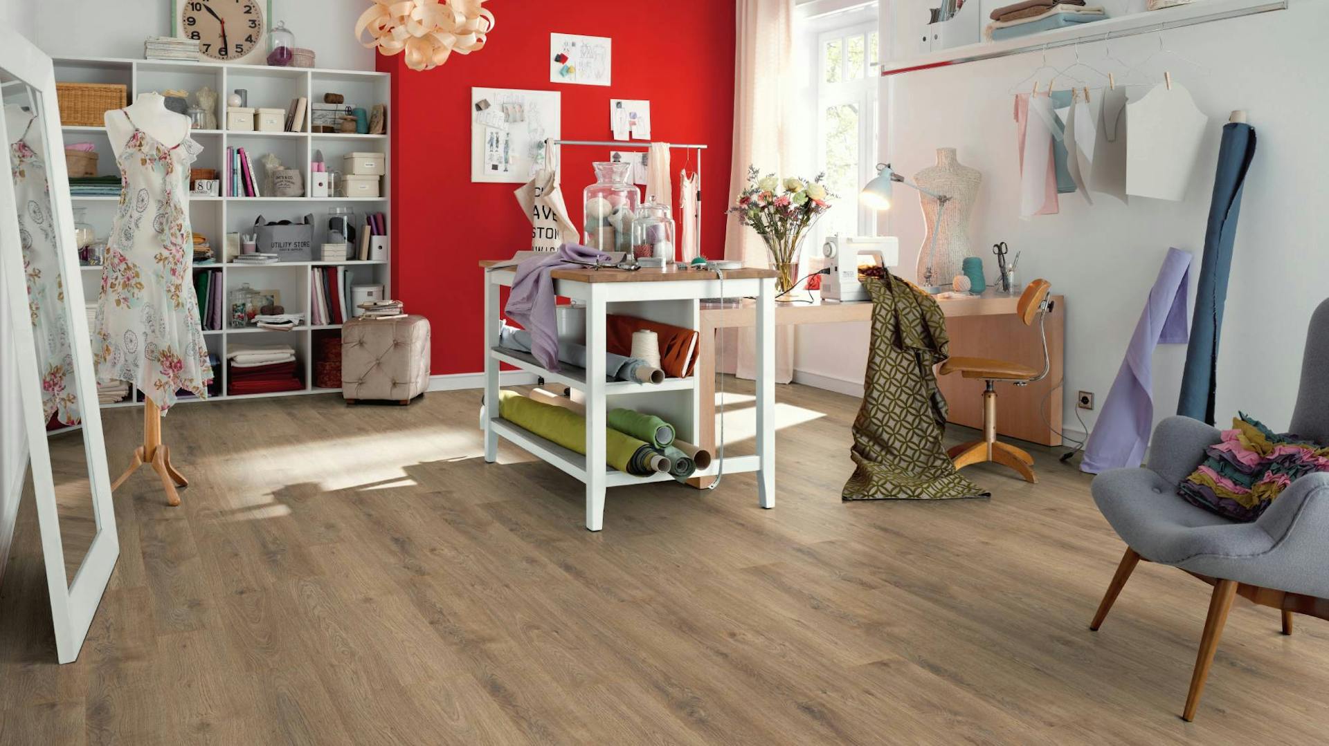 Hobbyraum mit diversen Nähutensilien hat einen Laminatboden in Holzoptik.