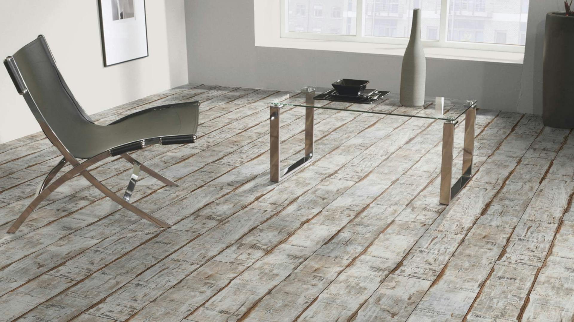 Im Raum stehen Tisch und Stuhl auf Laminatboden mit Muster.