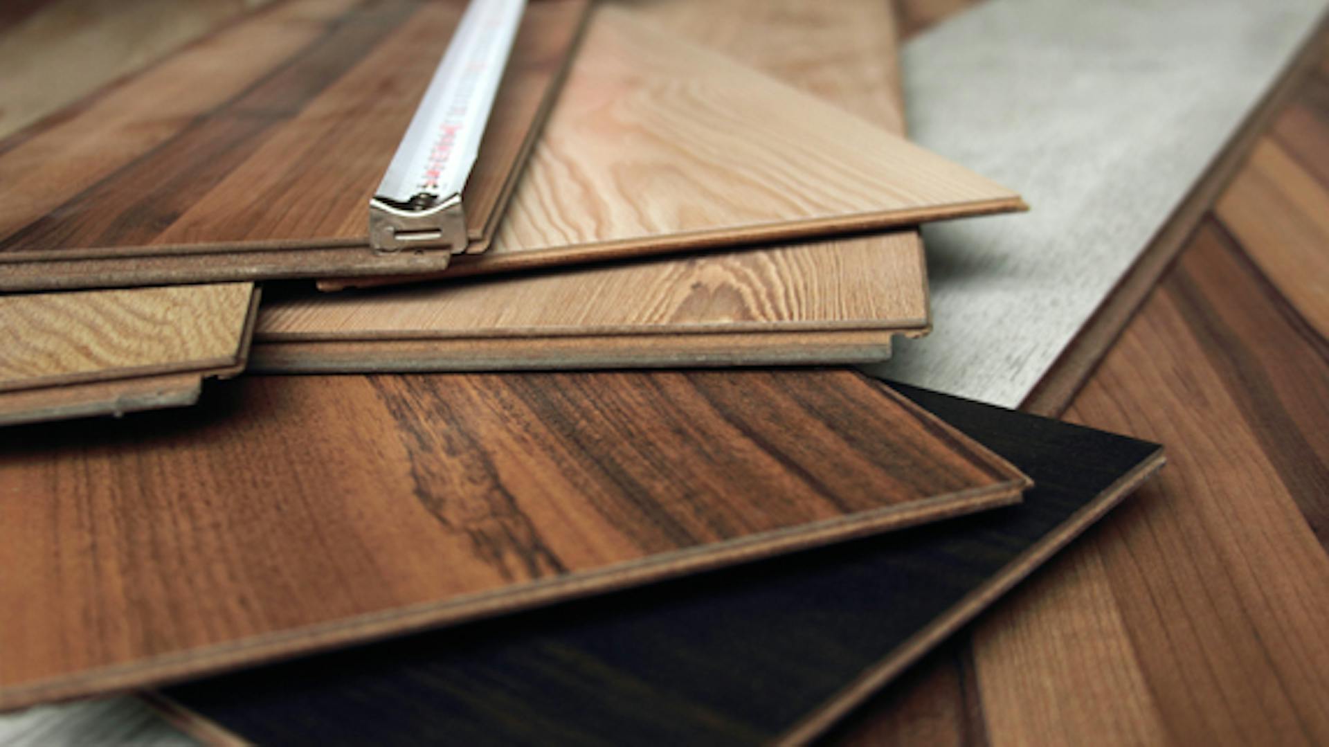 Laminat-Platten in unterschiedlichen Stärken liegen zum Vergleich übereinander.