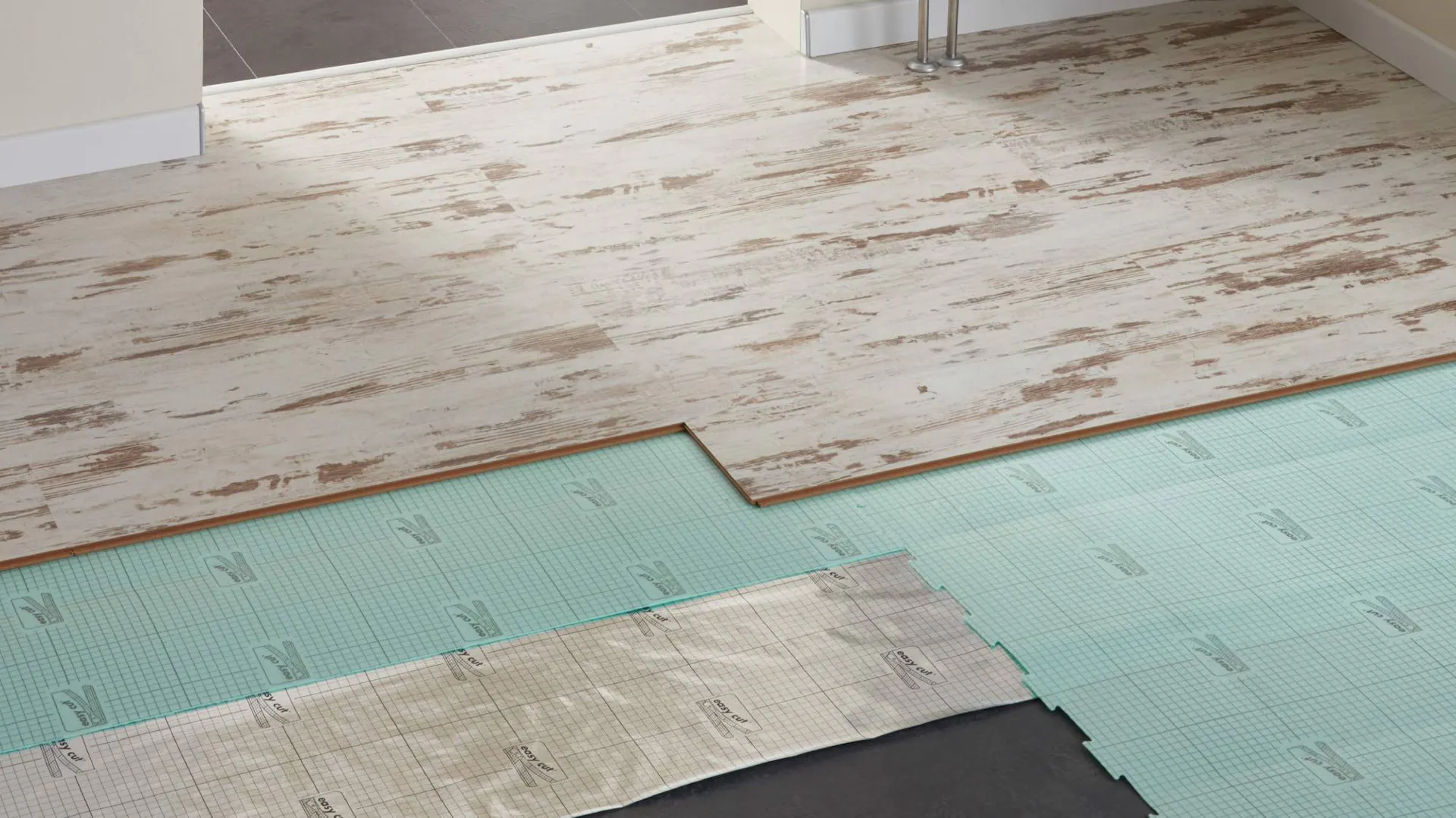 Posa dell’isolamento acustico anticalpestio e del pavimento in laminato in un ambiente