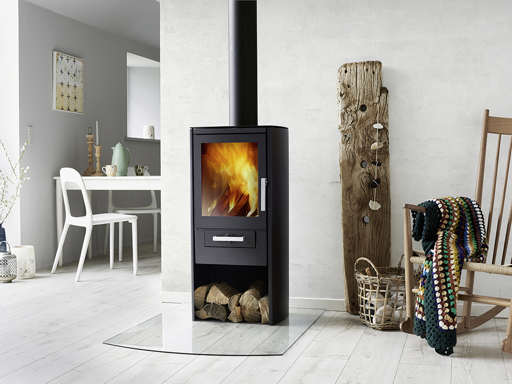 Kaminofen mit Feuer in einem hellen Raum