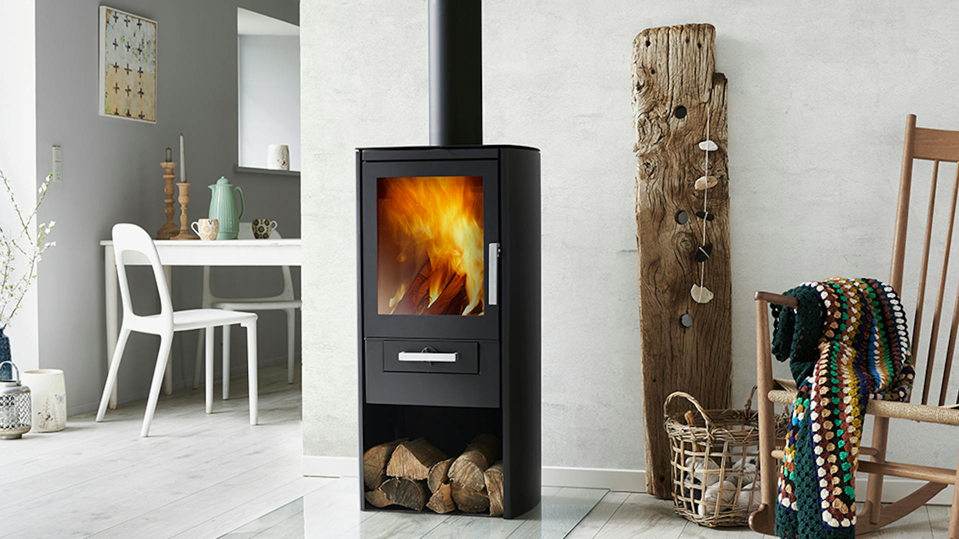 Kaminofen mit Feuer in einem hellen Raum