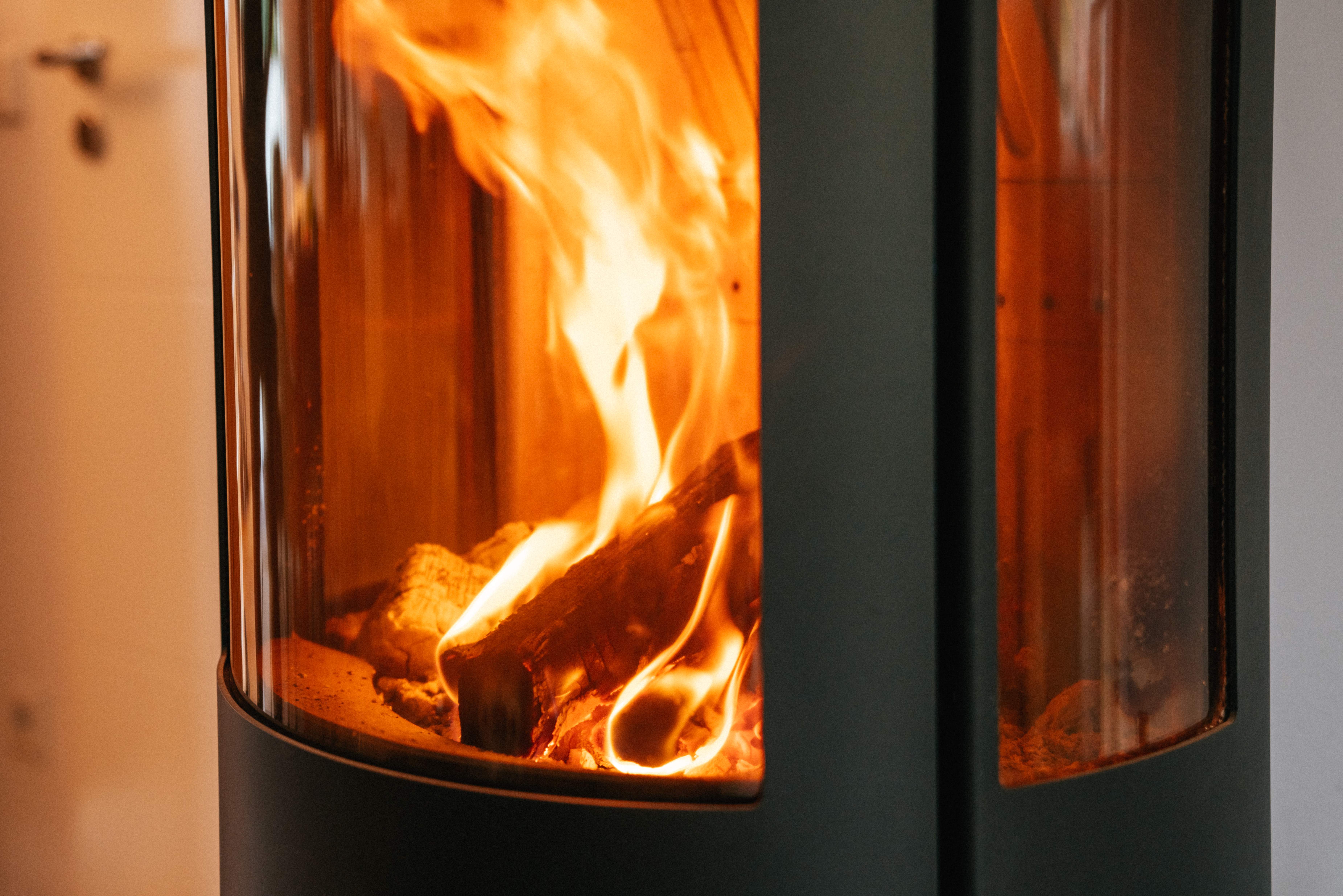 Feuer brennt in Kamin im Haus.