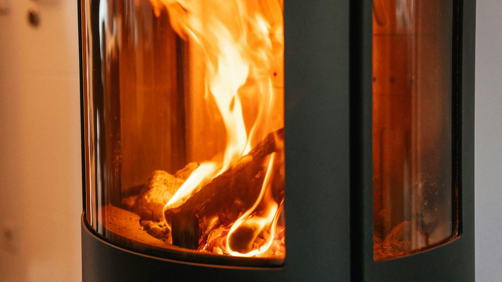 Feuer brennt in Kamin im Haus.