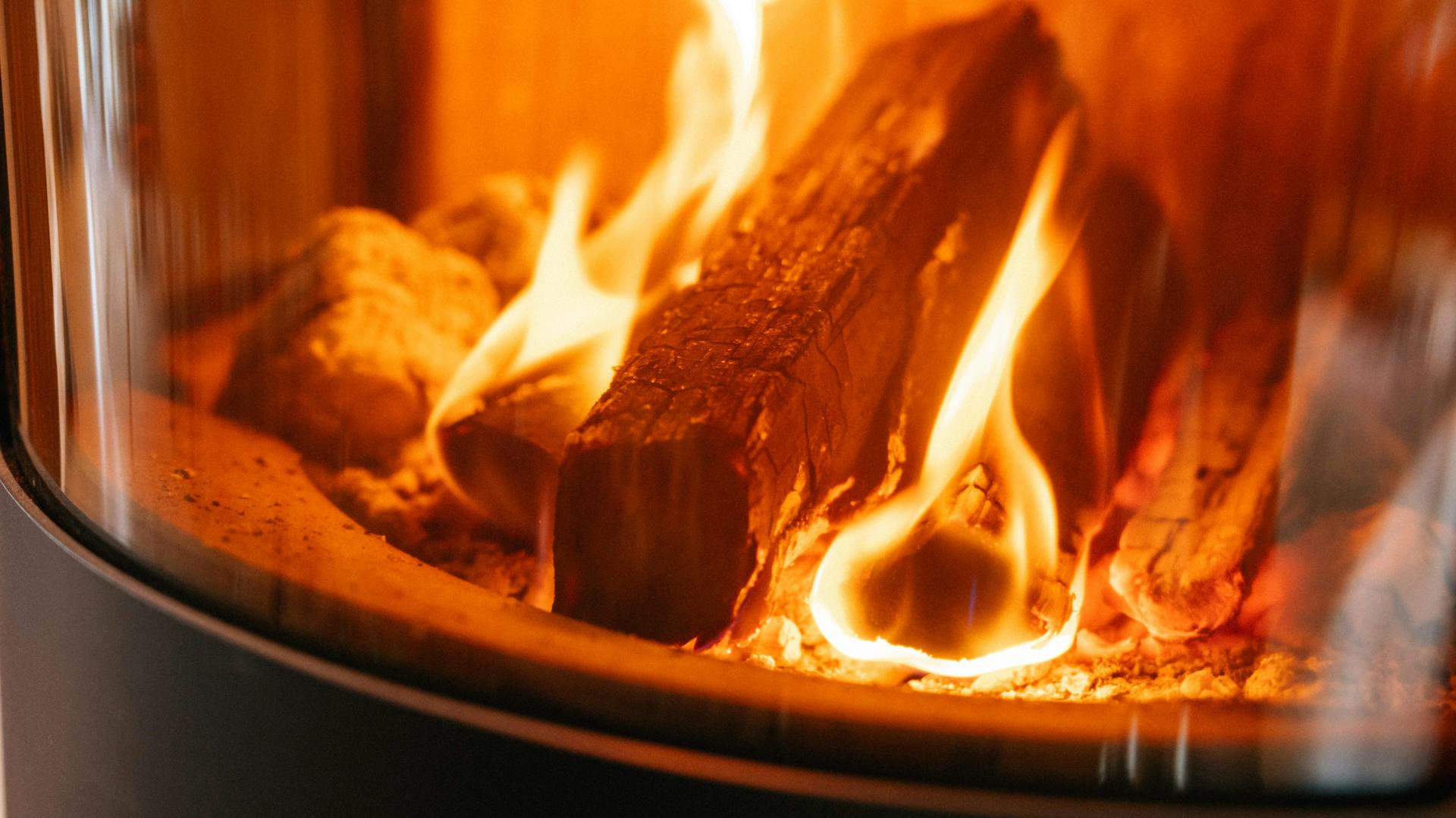 Feuer hinter eine Glasscheibe eines Kaminofens