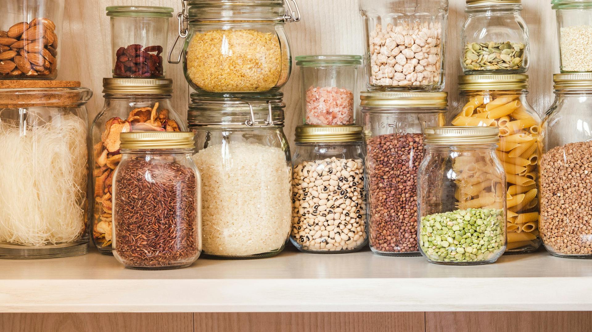 Vorräte in Glasbehältern.
