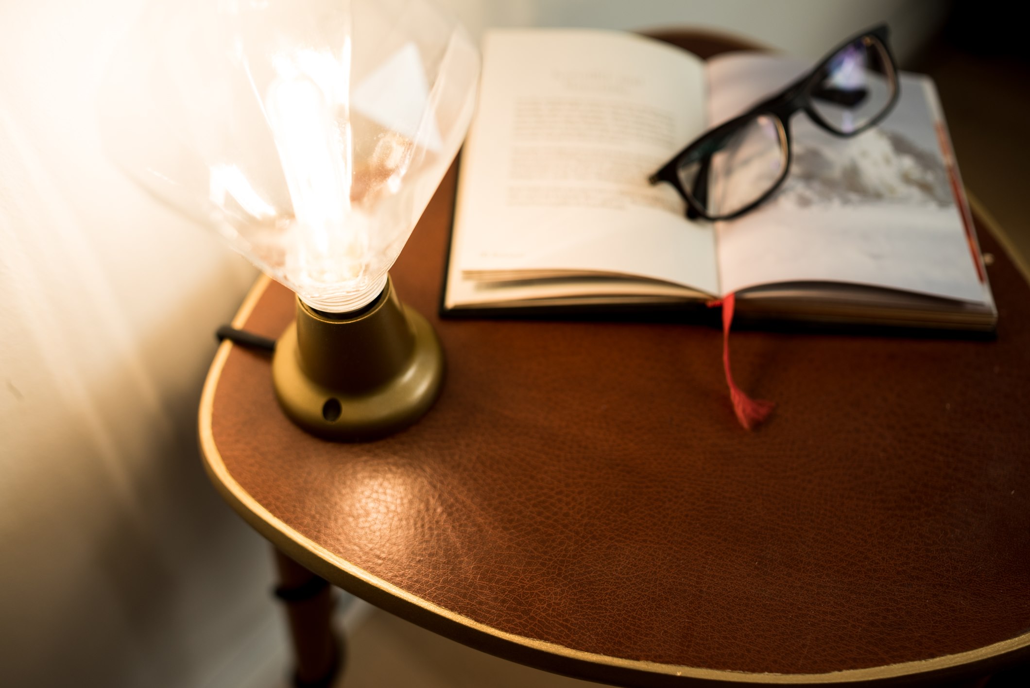 Portalampada e lampadina sono montati direttamente sulla superficie del tavolo da appoggio marrone.