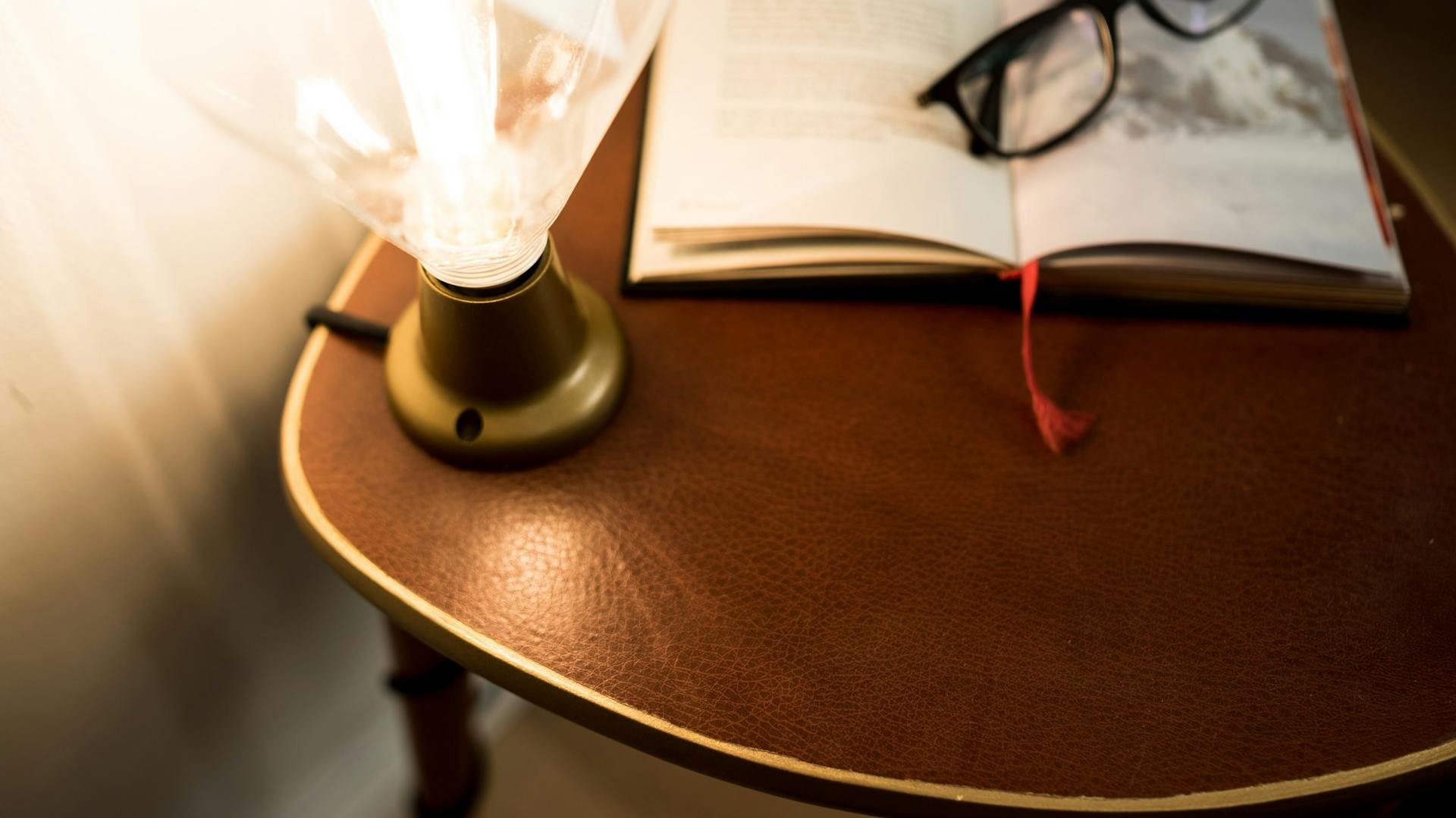 Pásek a světelný zdroj jsou namontovány přímo na povrchu hnědého stolku.