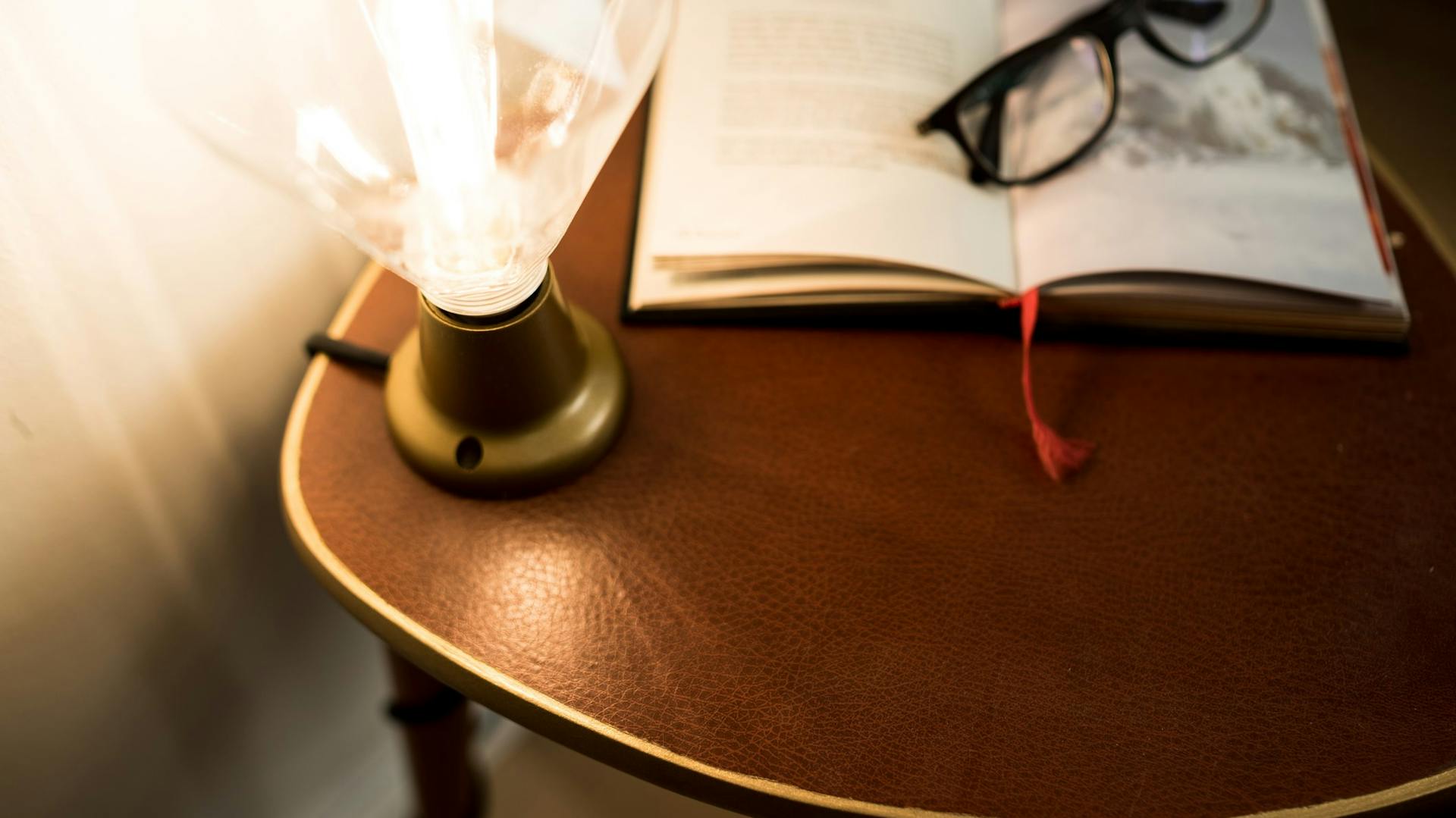 Portalampada e lampadina sono montati direttamente sulla superficie del tavolo da appoggio marrone.