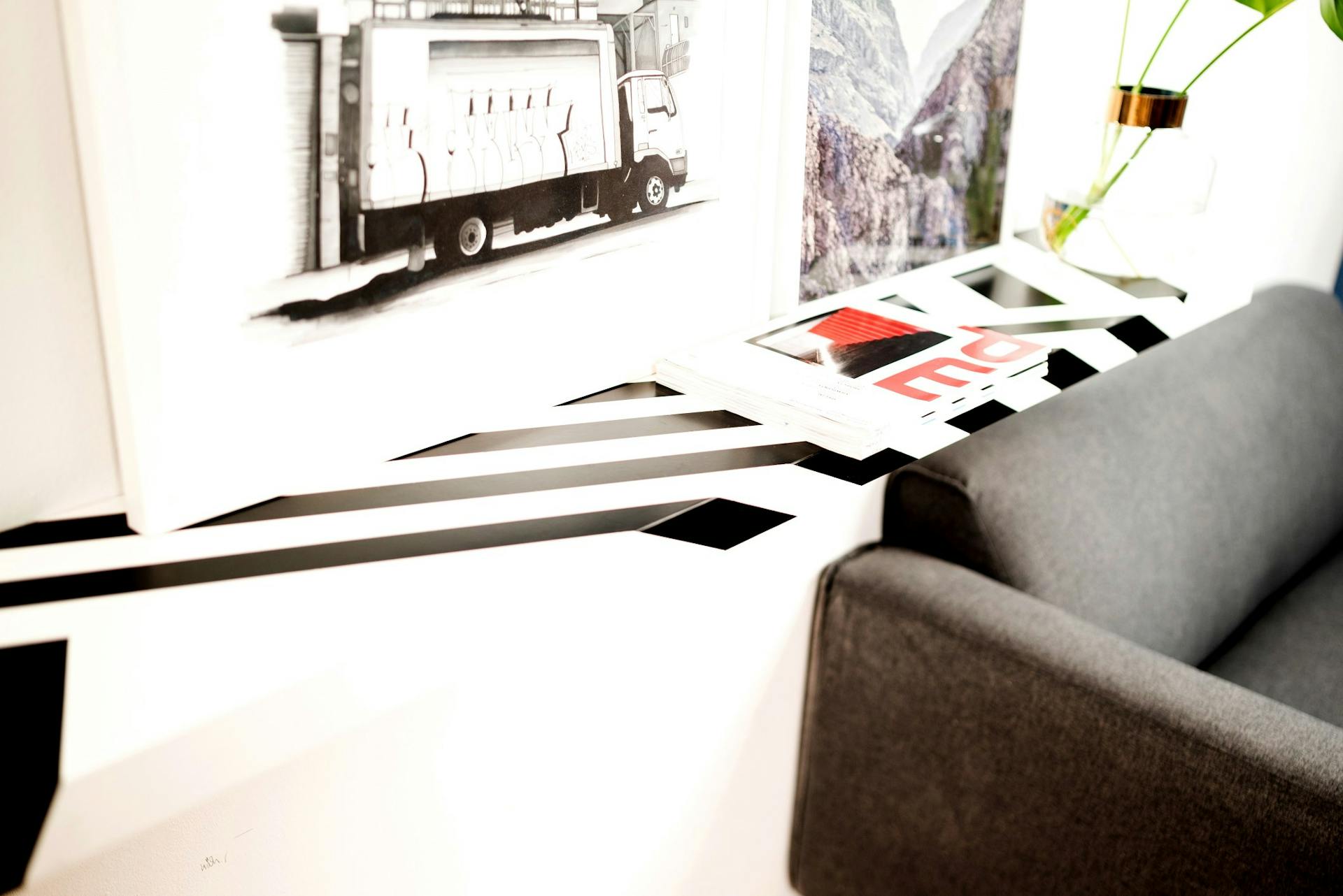 Scaffale dipinto con marchio stampato