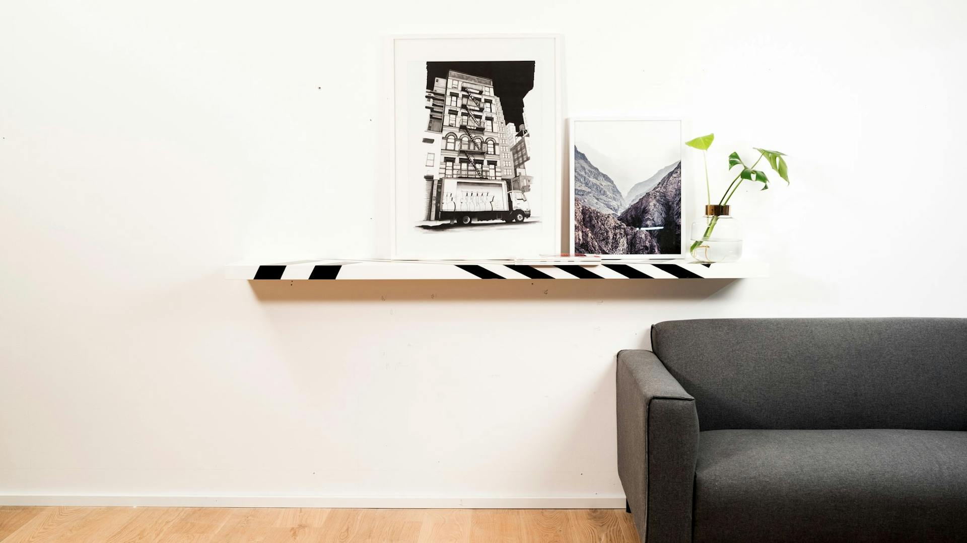 Upcycling con la pittura: un ripiano bianco a strisce nere.