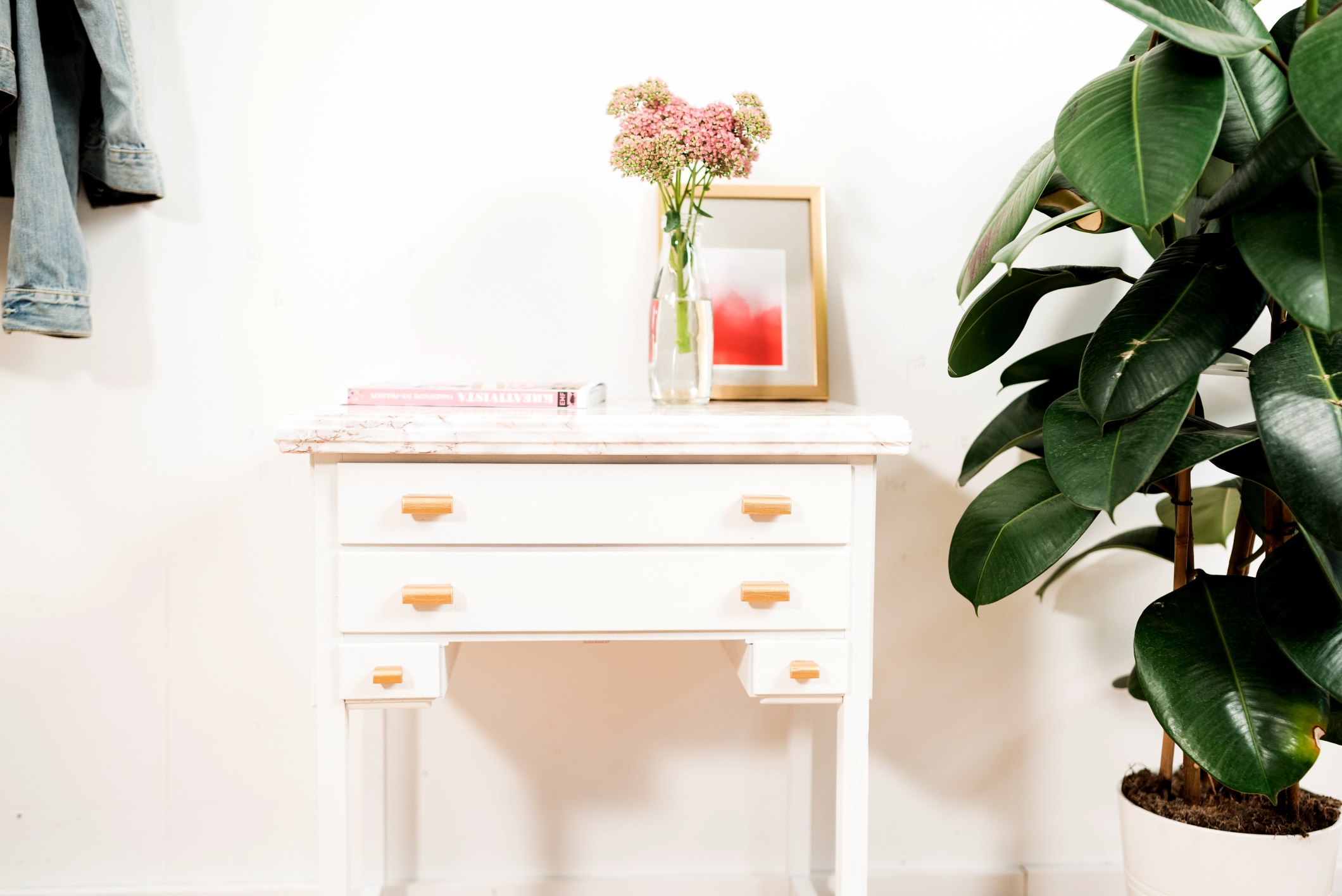 La credenza bianca è stata rinfrescata nell’aspetto con una pellicola decorativa.