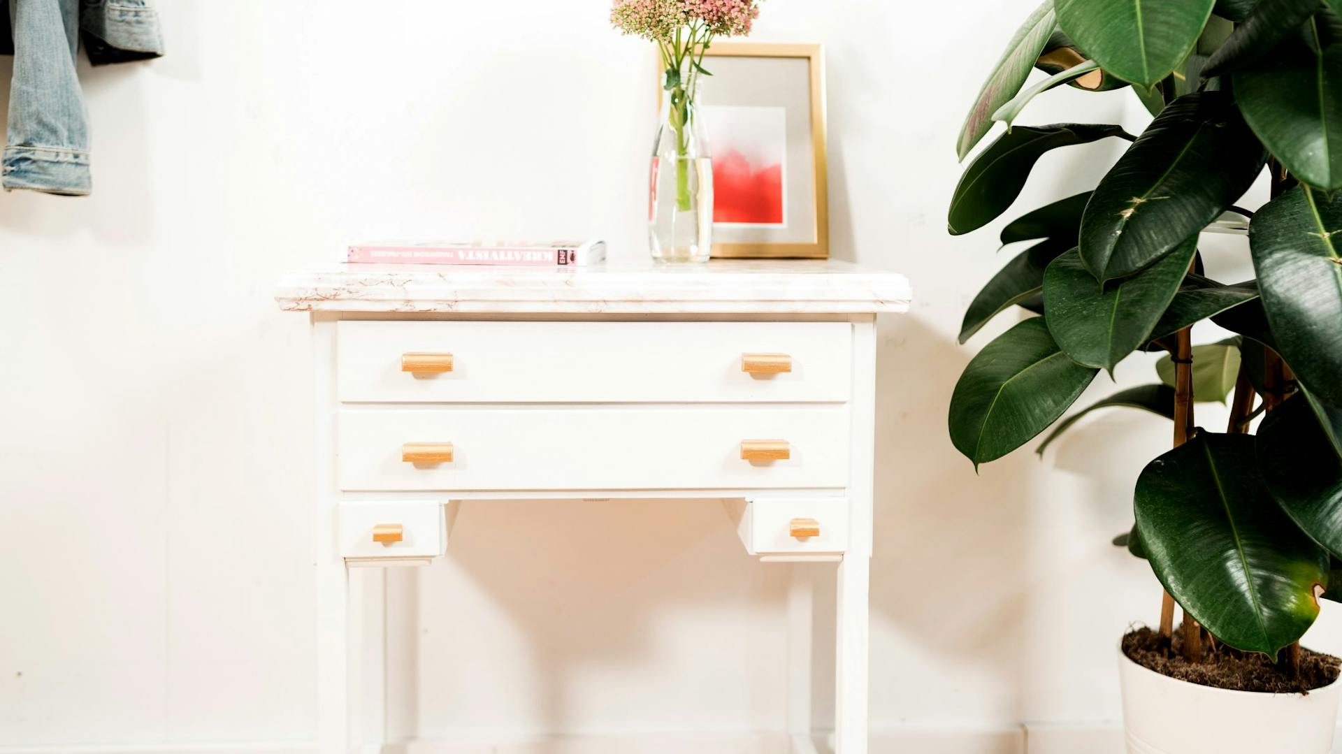 La credenza bianca è stata rinfrescata nell’aspetto con una pellicola decorativa.