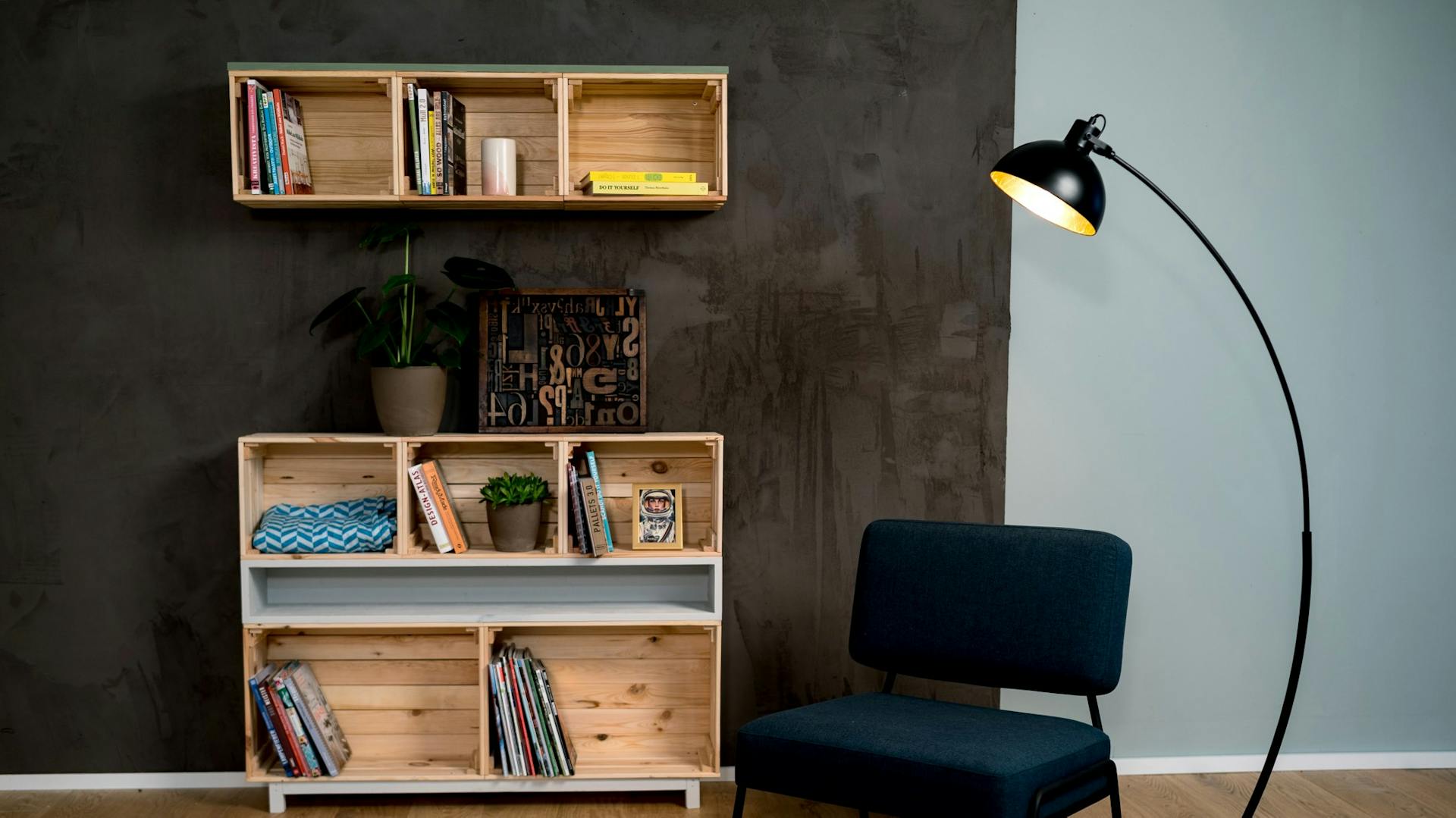 Staré bedýnky na víno slouží jako nástěnné nebo stojací police. Světlé dřevo vynikne zejména na tmavé barvě stěny.