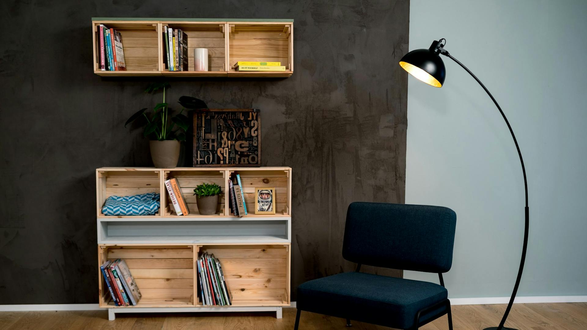 Le vecchie casse per il vino fungono da scaffali a parete o scaffali verticali. Il legno chiaro è particolarmente apprezzato se le pareti sono verniciate scure.