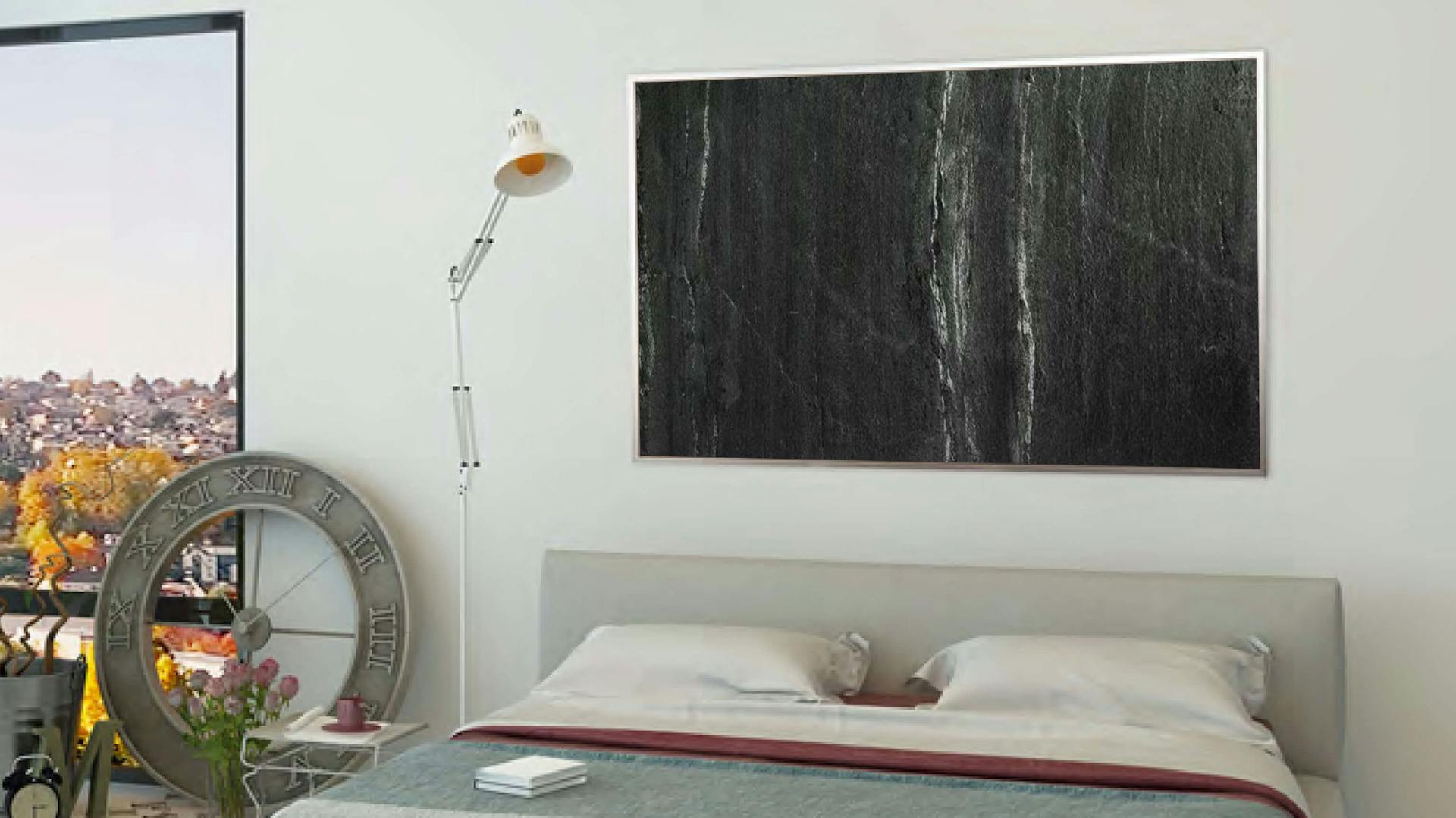 Dunkle Infrarotheizung in Marmor-Optik an der Wand im Schlafzimmer