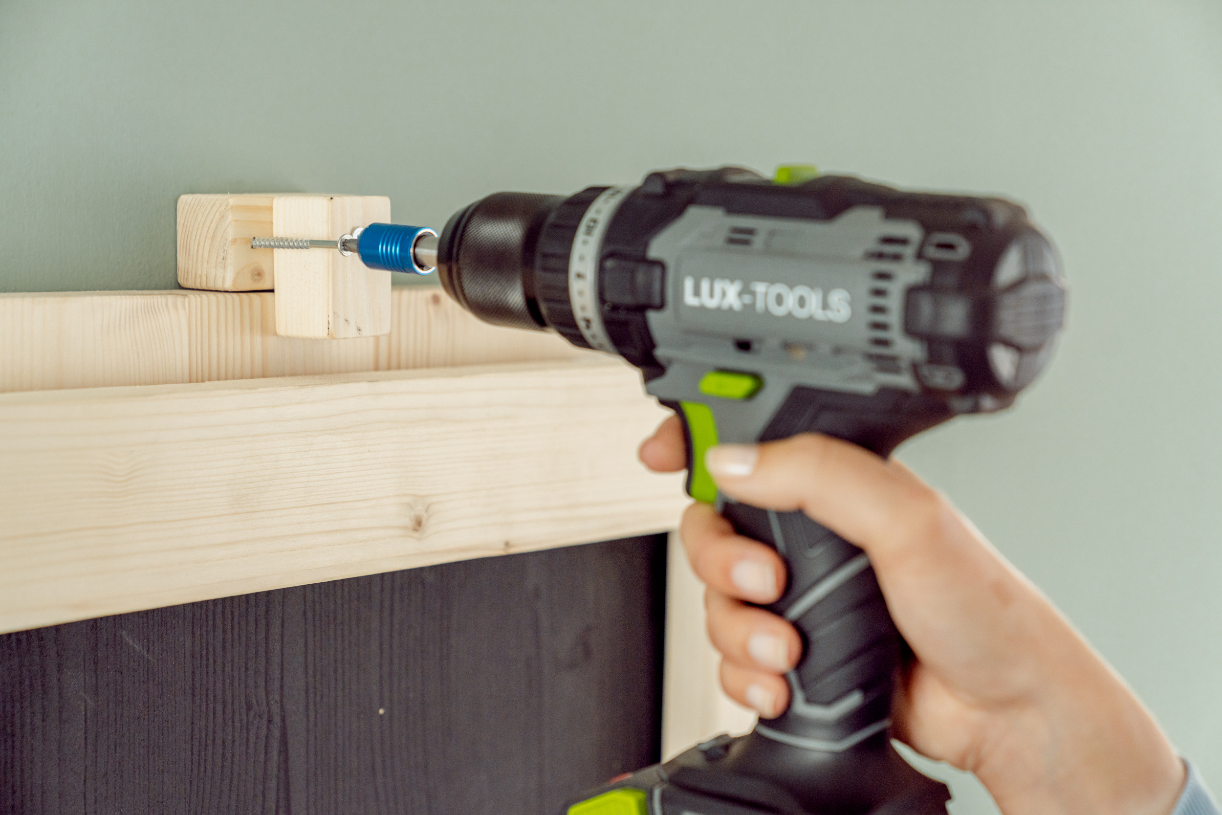 Wandhalterung befestigen