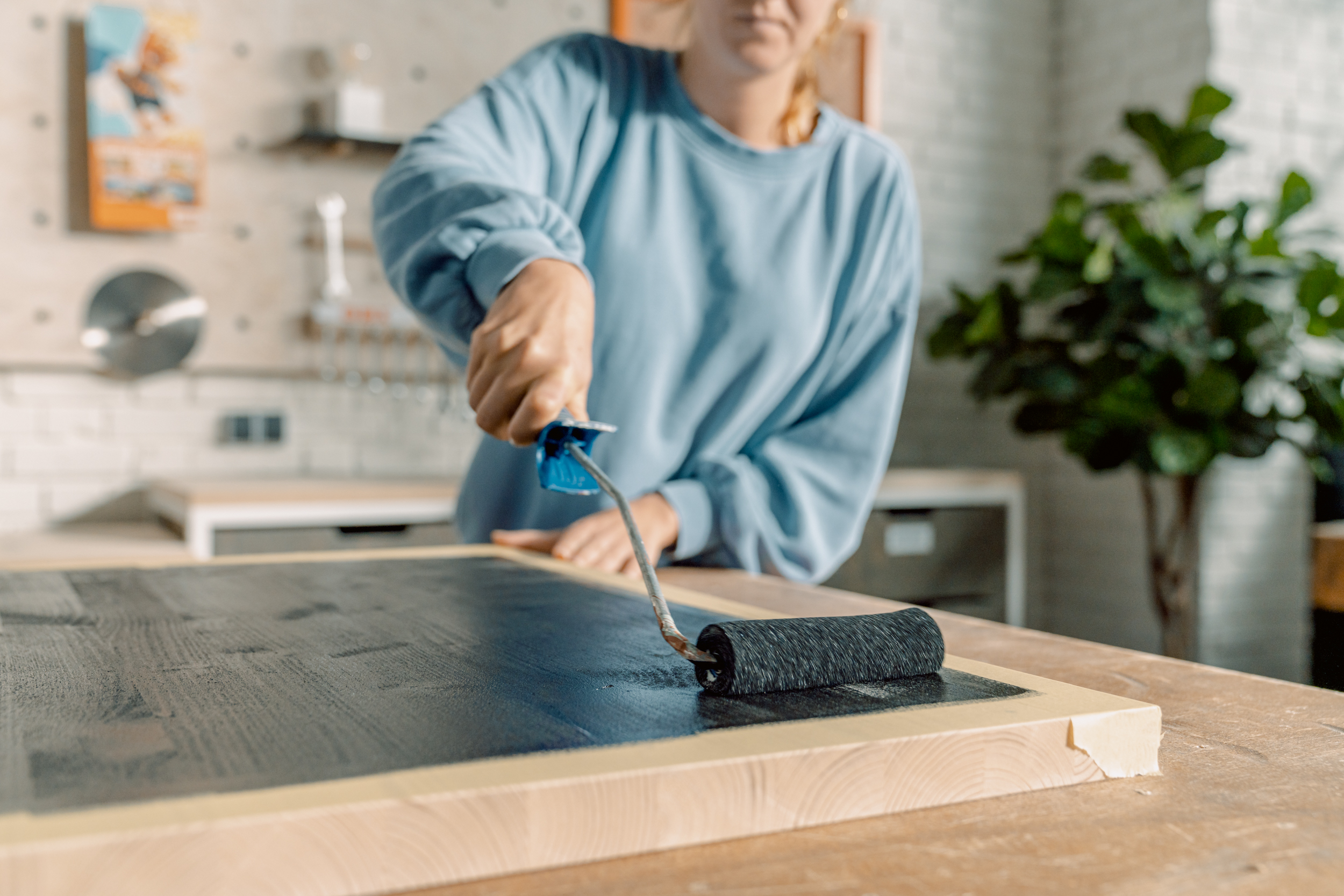 Wandklapptisch wird mit Tafellack gestrichen.