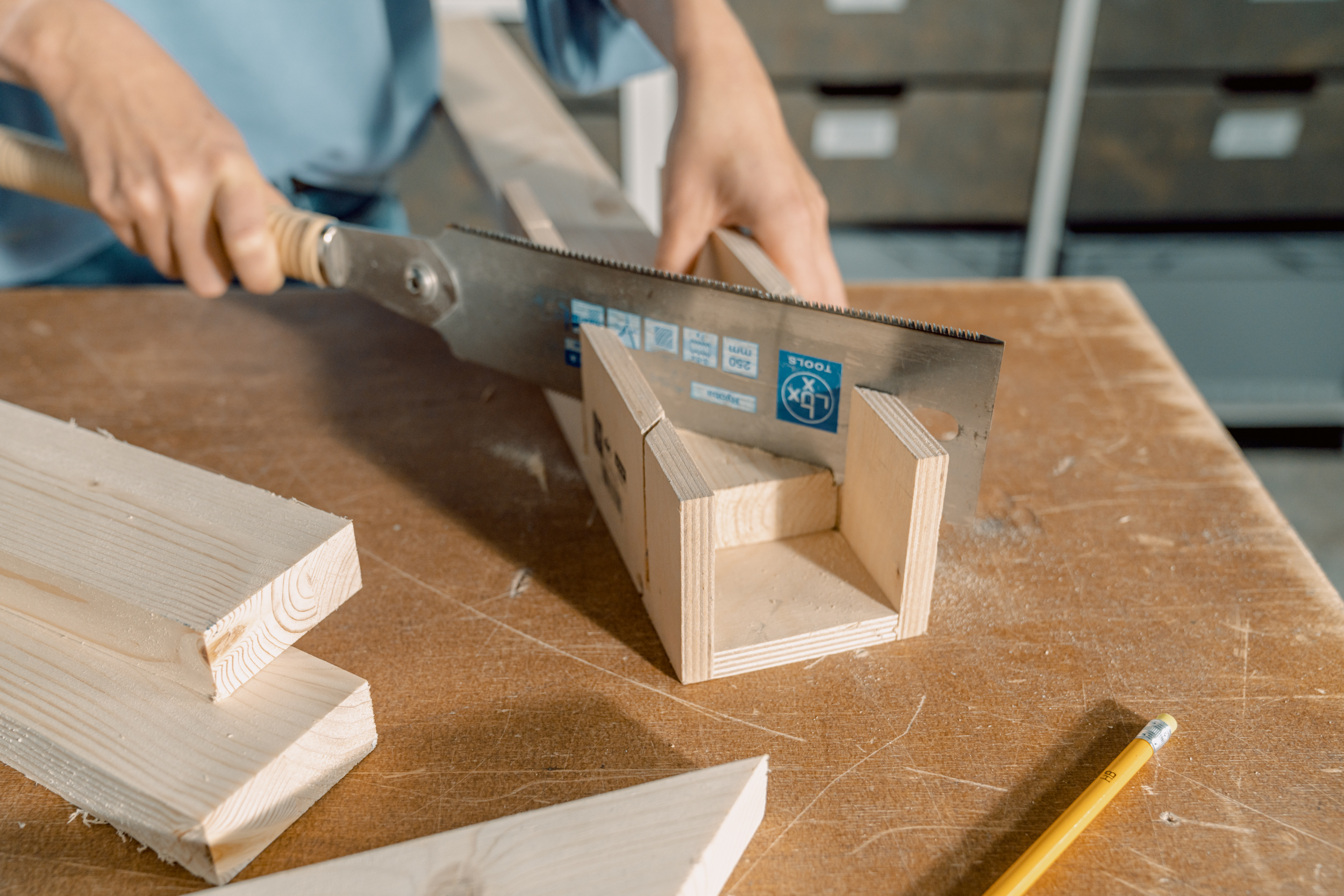 Rahmenhölzer mit Gehrungslade und Japansäge zuschneiden.