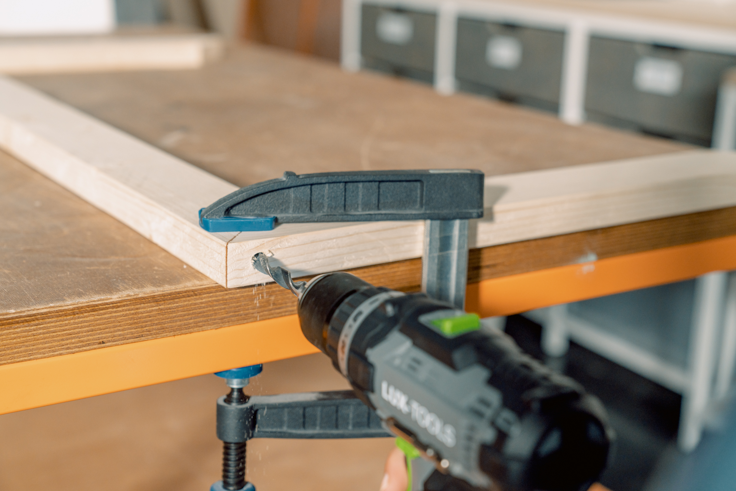 Eckverbindung der Rahmenhölzer werden vorgebohrt