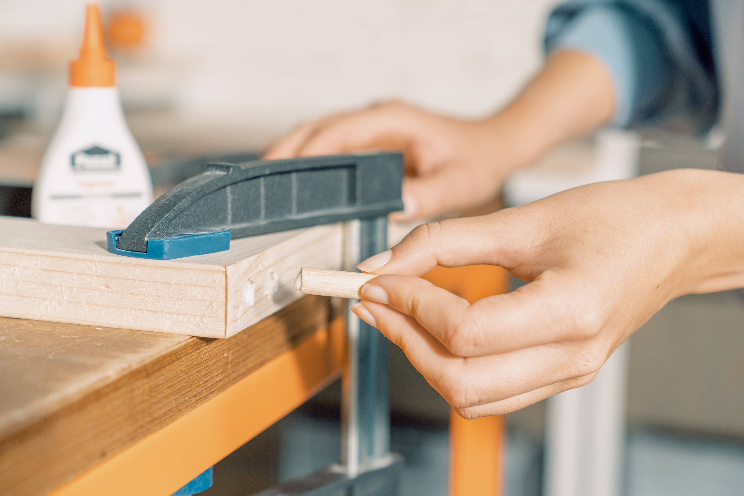 Holzdübel in Bohrlöcher versenken